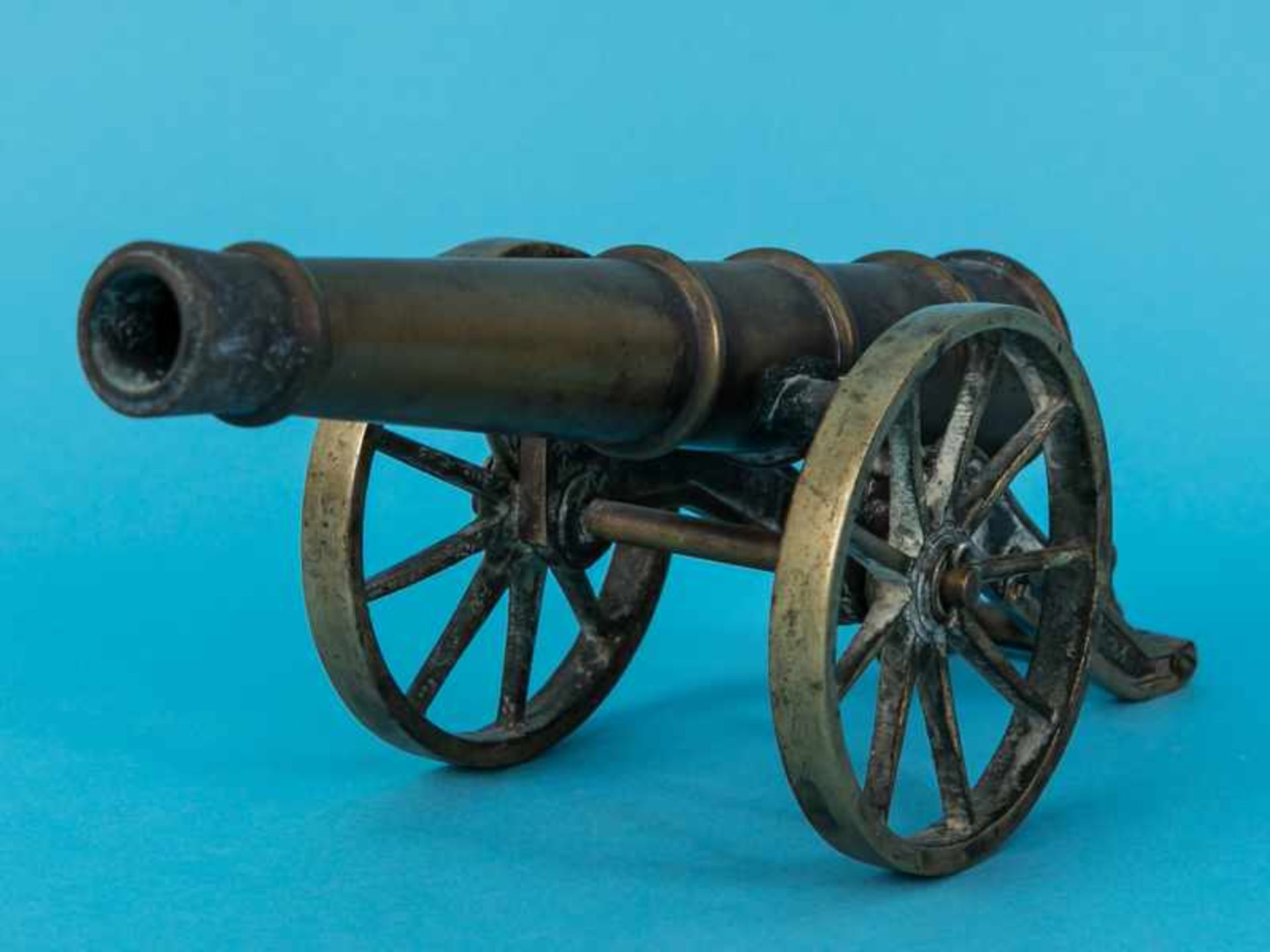 Modellkanone mit Lafette, um 1900. Messing; schwenkbare Kanone auf 2-rädriger Lafette montiert; - Image 2 of 8
