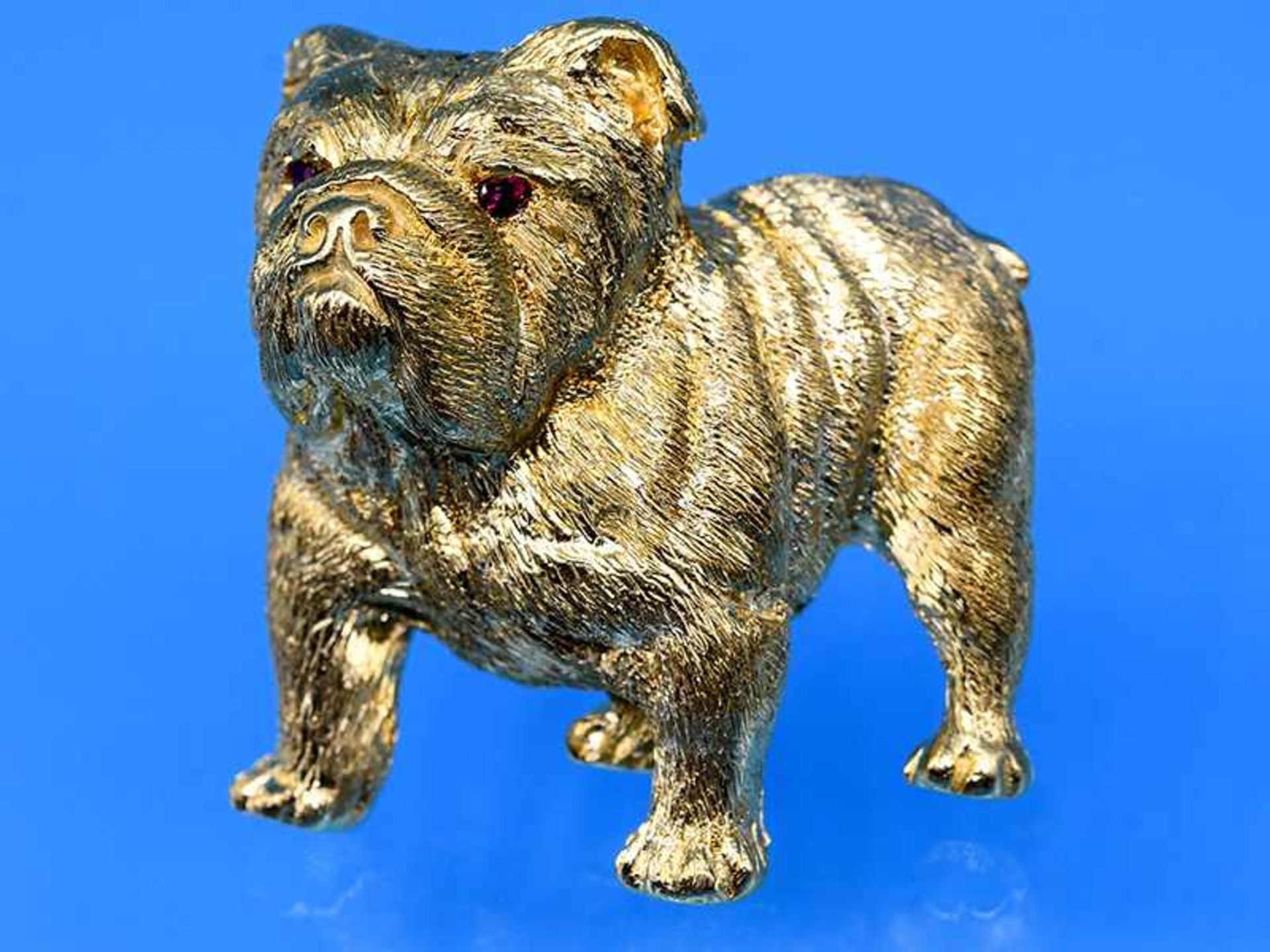 Brosche "englische Bulldogge" mit kleinen Rubinen, Juweliersarbeit, 20. Jh. 750/- Gelbgold. - Bild 2 aus 3
