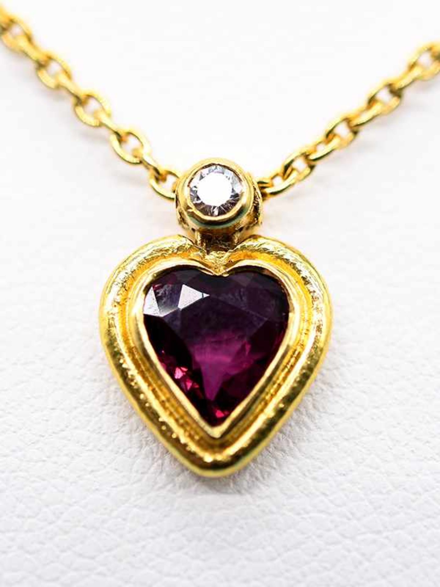 Collierkette und Herzanhänger mit Rubin und kleinem Diamanten ca. 0,05 ct, Goldschmiedearbeit, 21.