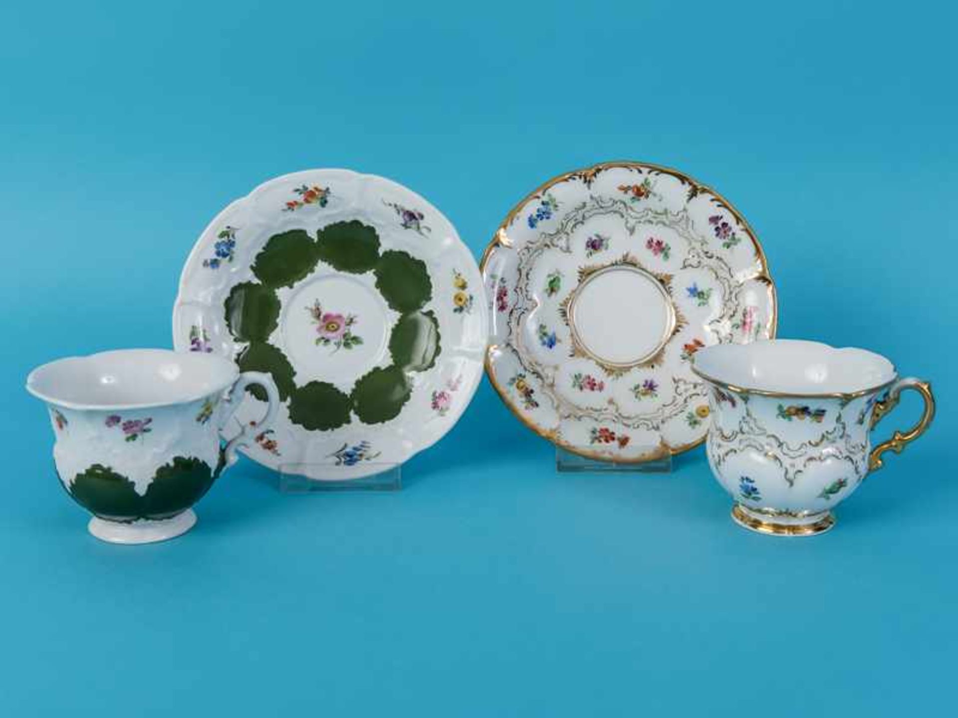 2 Prunktassen mit Unterschalen "B-Form", Meissen, um 1900/20. Jh. Weißporzellan mit verschiedener