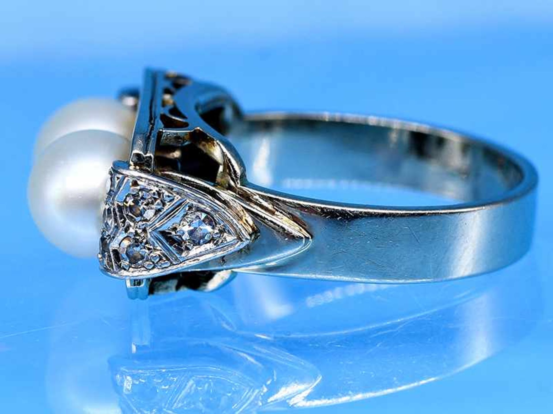 Ring mit 2 Akoja-Perlen und 12 kleinen Diamanten, zusammen ca. 0,12 ct, 70- er Jahre. 585/- - Bild 3 aus 4