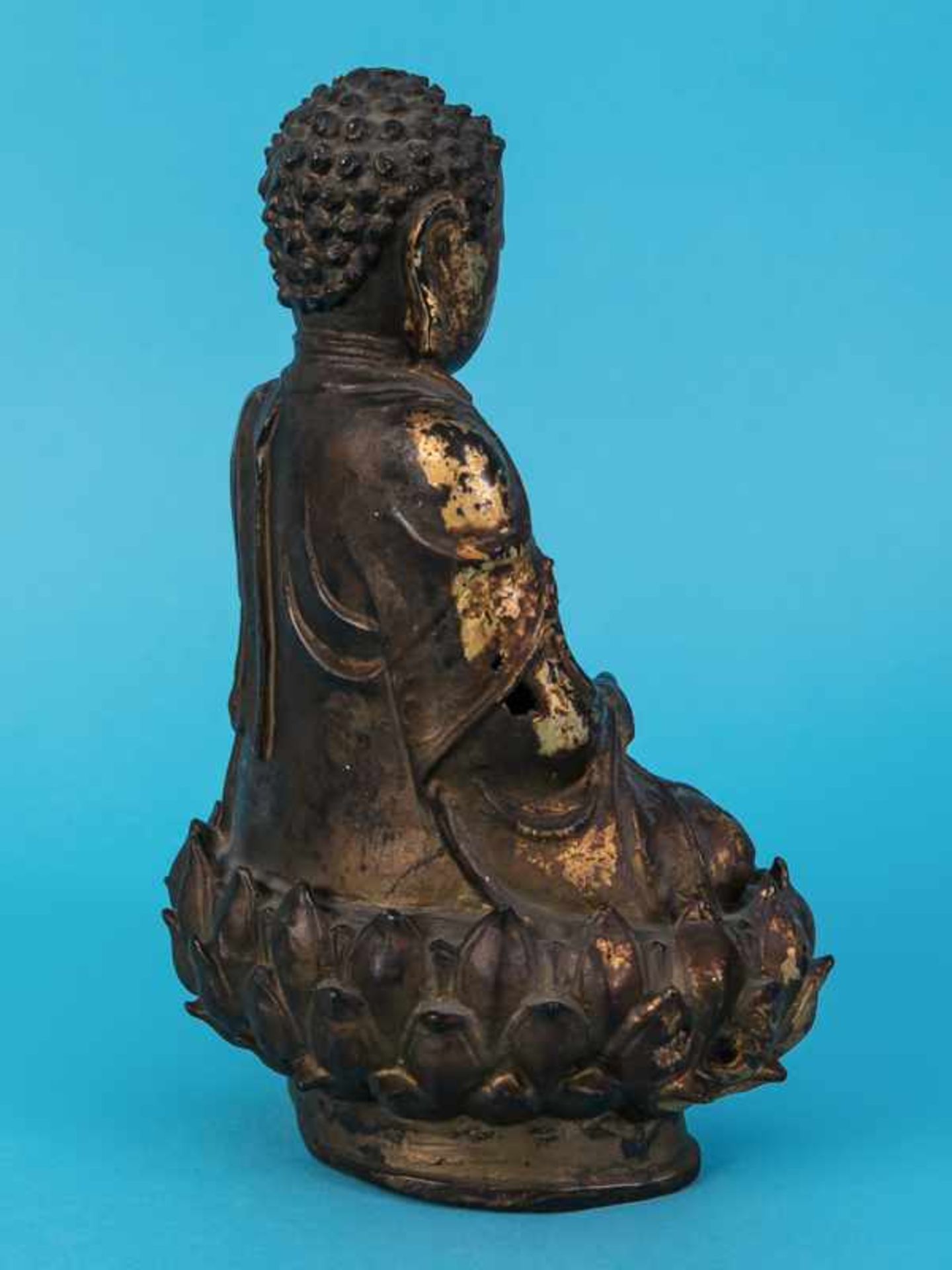 Buddha-Plastik, Tibet/China, 16. - 18. Jh. Bronze mit originaler Vergoldung; auf Lotusblütensockel - Image 5 of 8