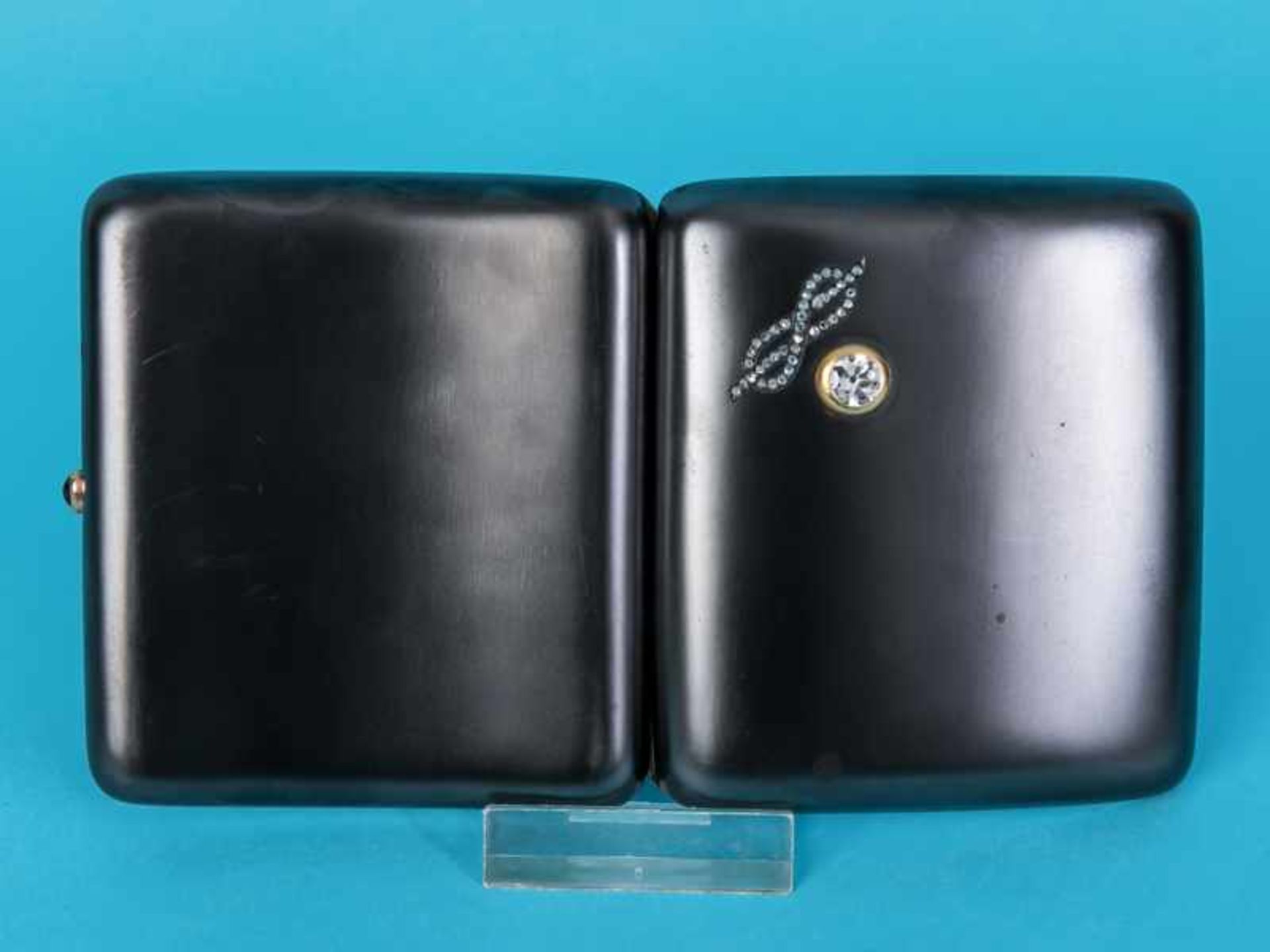 Zigarettenetui mit weißem Saphir und kleinen Diamantrosen, Anfang 20. Jh. Gunmetal (gebläuter Stahl) - Bild 4 aus 5