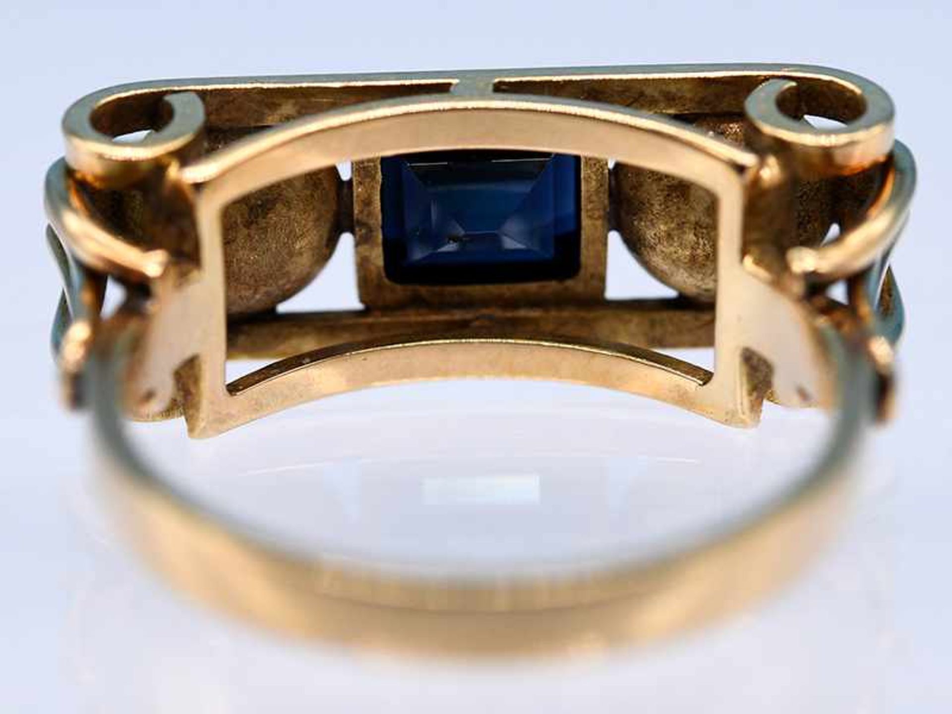Ring mit blauem synthetischen Farbstein und zwei Akoya-Halbperlen, Goldschmiedearbeit, 50- er - Bild 5 aus 5