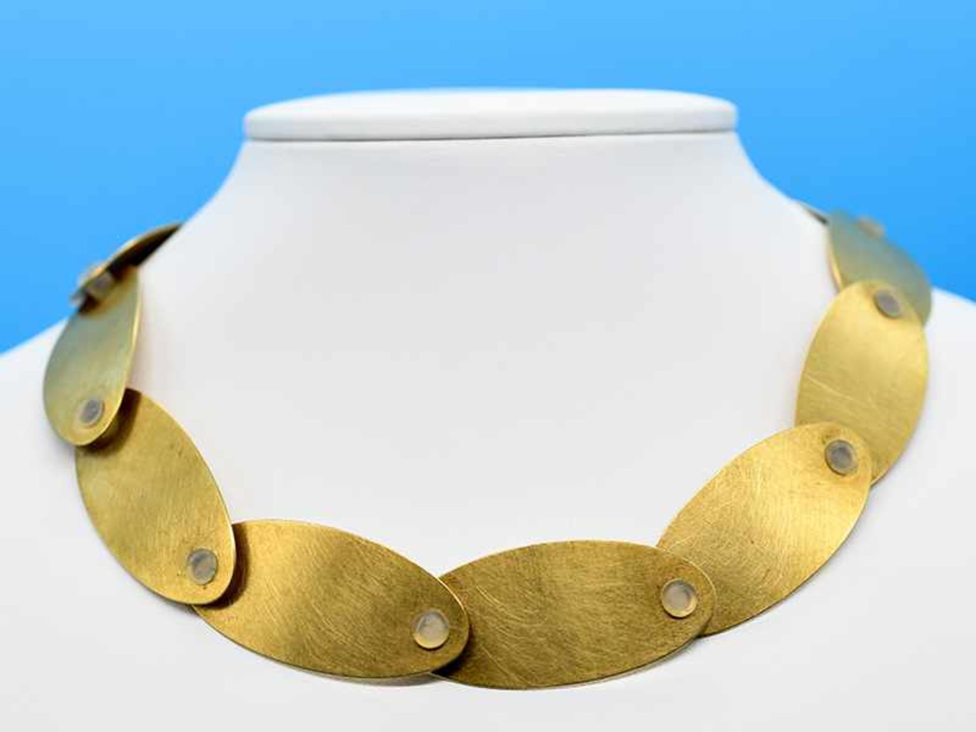 Collier, Goldschmiedearbeit von Niessing, 20. Jh. 750/- Gelbgold. Gesamtgewicht ca. 62,9 g. 12