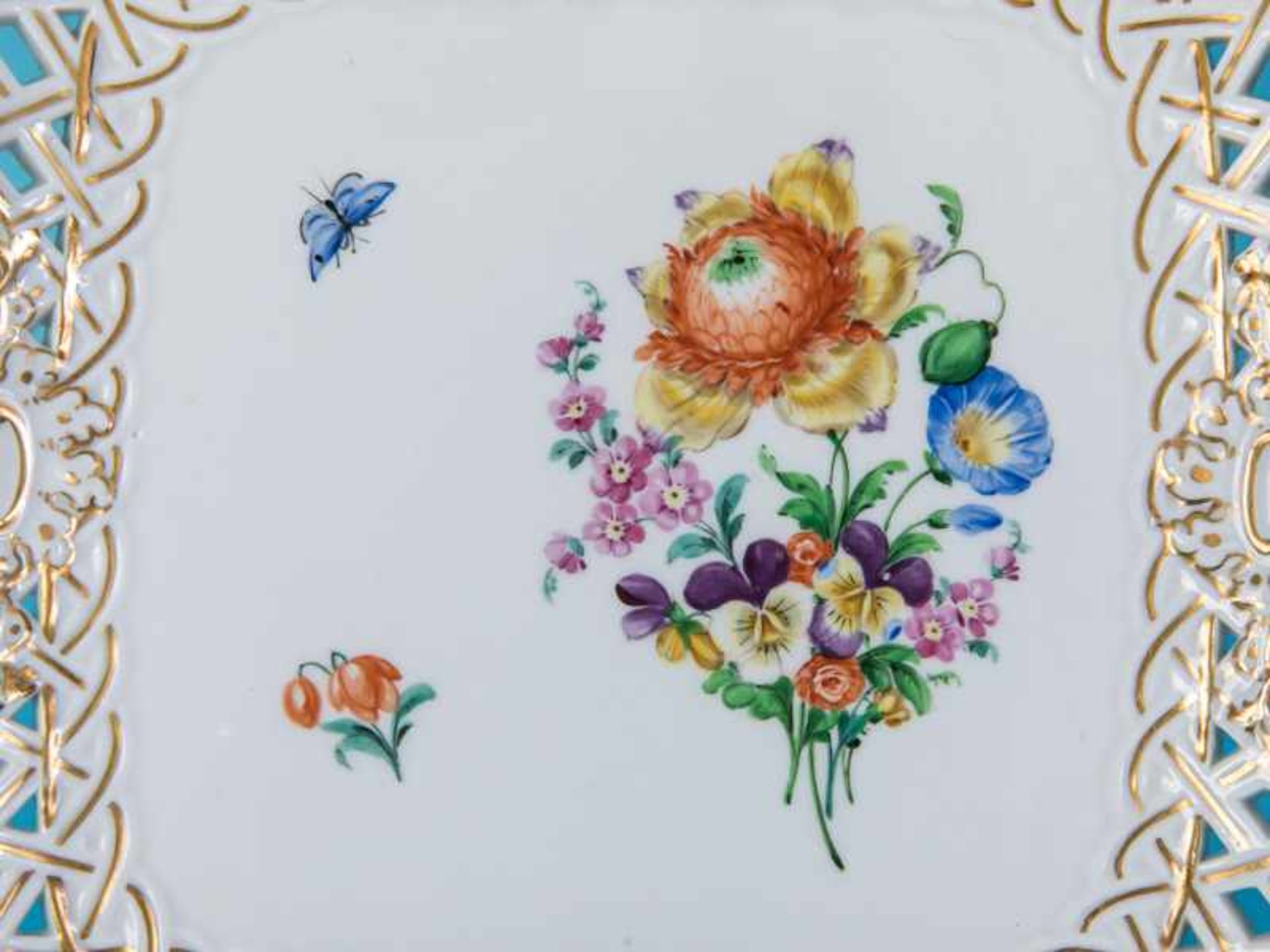 Korbschale, Meissen, um 1850/60. Weißporzellan mit polychromer Floral- und Insektenmalerei und - Image 3 of 5