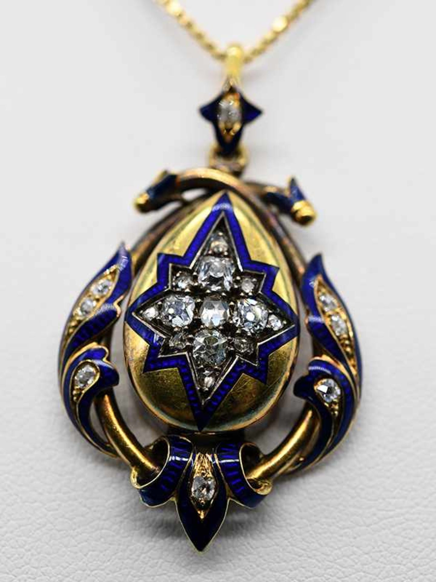 Anhänger mit 21 Diamanten, zusammen 1 ct und blauem Emaille, England, datiert 1860-1865 Gelbgold.