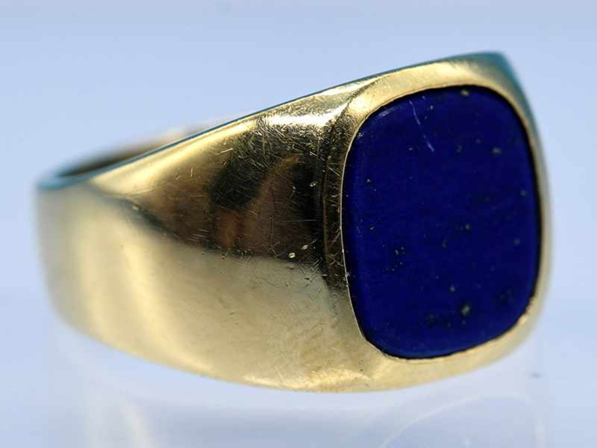 Siegelring mit Lapislazuli, 20. Jh. 585/- Gelbgold. Gesamtgewicht ca. 10,8 g. Stilisierte, breite - Image 2 of 5