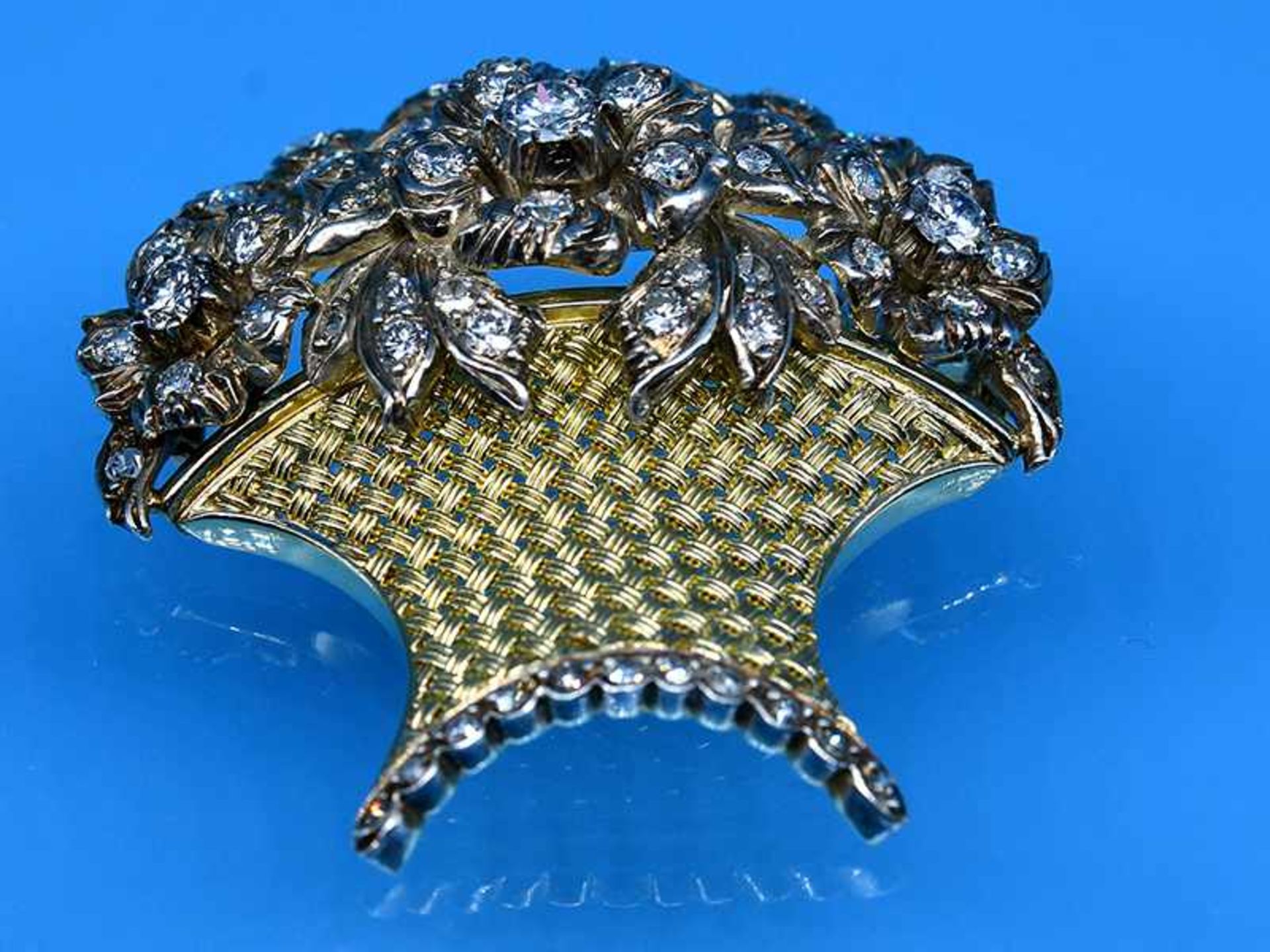 Brosche mit 51 Altschliff-Diamanten, zusammen ca. 1,2 ct, Juweliersarbeit aus den 20-er/ 30-er - Image 2 of 3