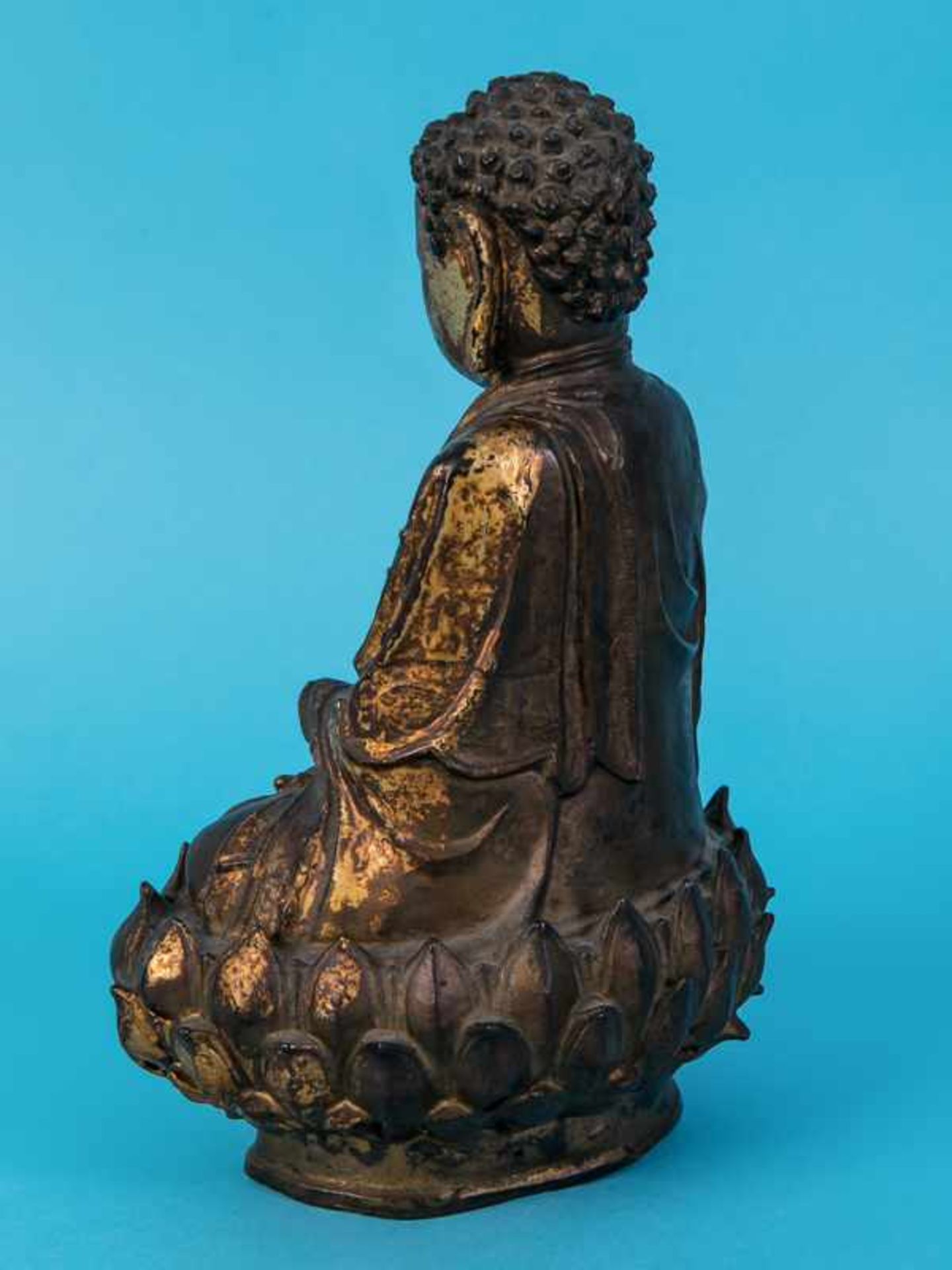 Buddha-Plastik, Tibet/China, 16. - 18. Jh. Bronze mit originaler Vergoldung; auf Lotusblütensockel - Image 7 of 8