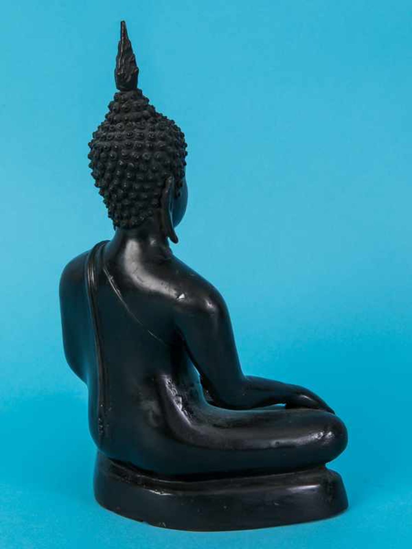 Buddha-Figurenplastik "Bhumisparsha", Thailand, 19./20. Jh. Bronze, schwarzfarbige Patina; auf - Bild 5 aus 8