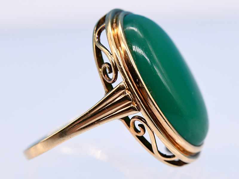 Ring mit grünem Achat, 70- er Jahre 585/- Gelbgold. Gesamtgewicht ca. 7,8 g. Hochoval gefaßter, - Image 2 of 3