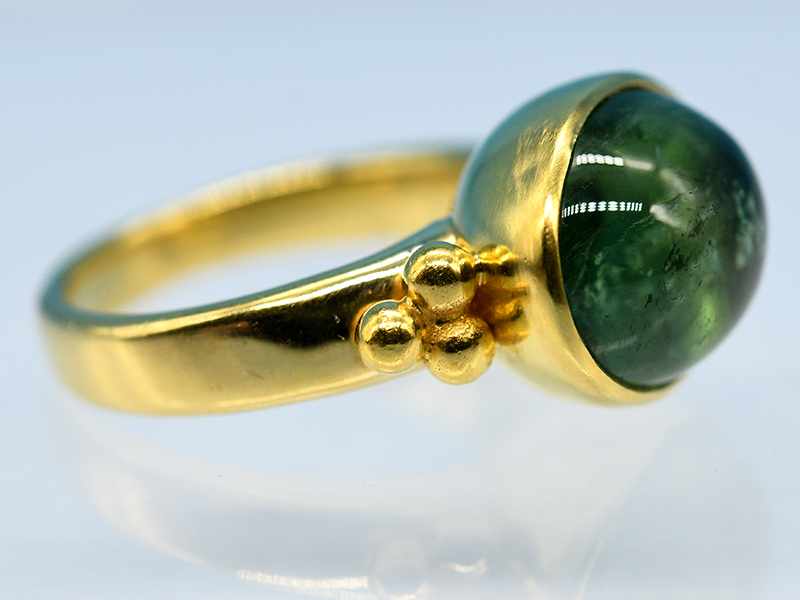 Massiver Ring mit Turmalin Cabochon, Goldschmiedearbeit, 21. Jh. 750/- Gelbgold. Gesamtgewicht ca. - Image 3 of 5