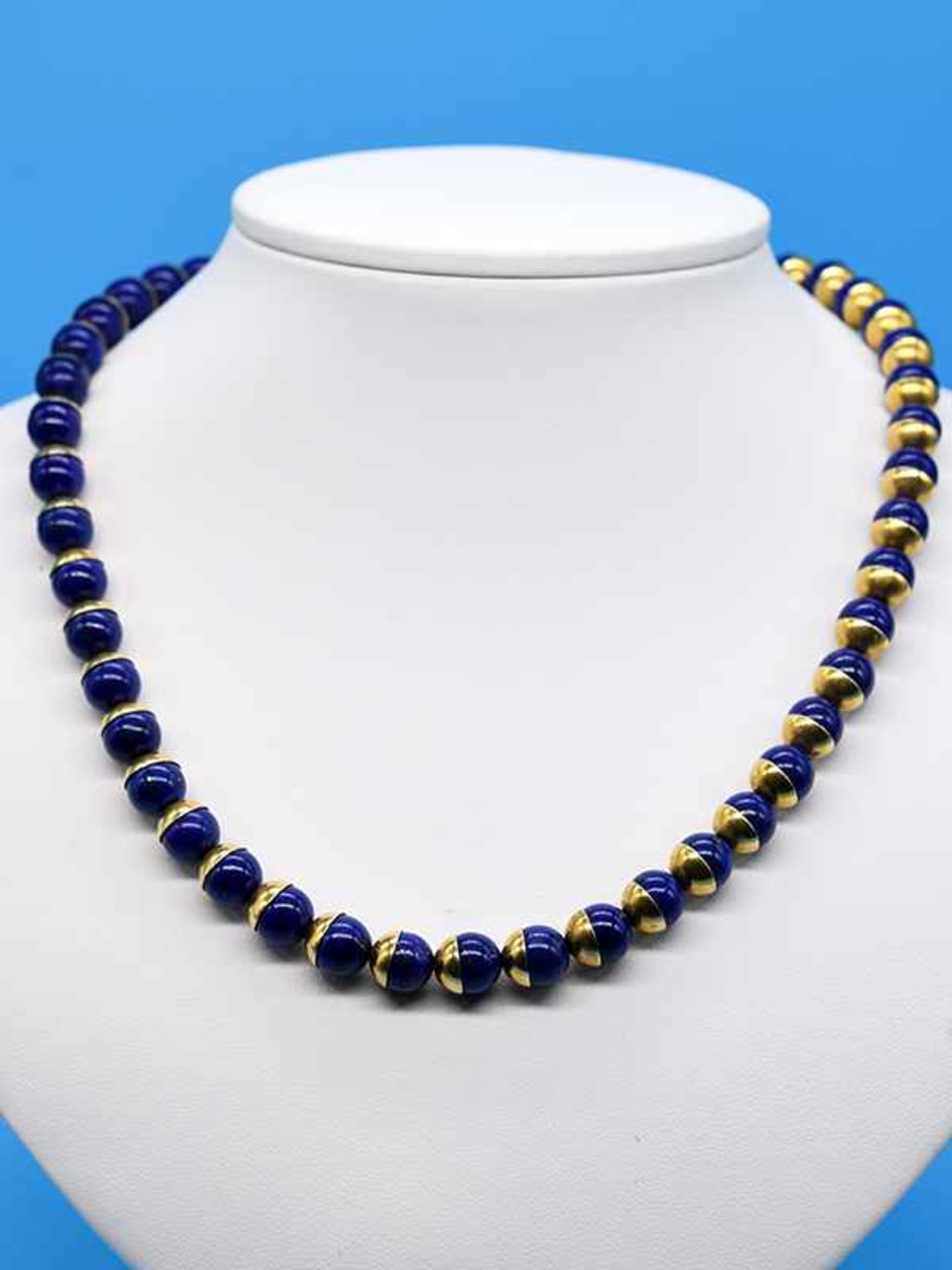 Lapislazuli-Collier mit goldenen Halbkugeln, aus der Goldschmiedewerkstatt Scheele, Hamburg, 21. Jh.