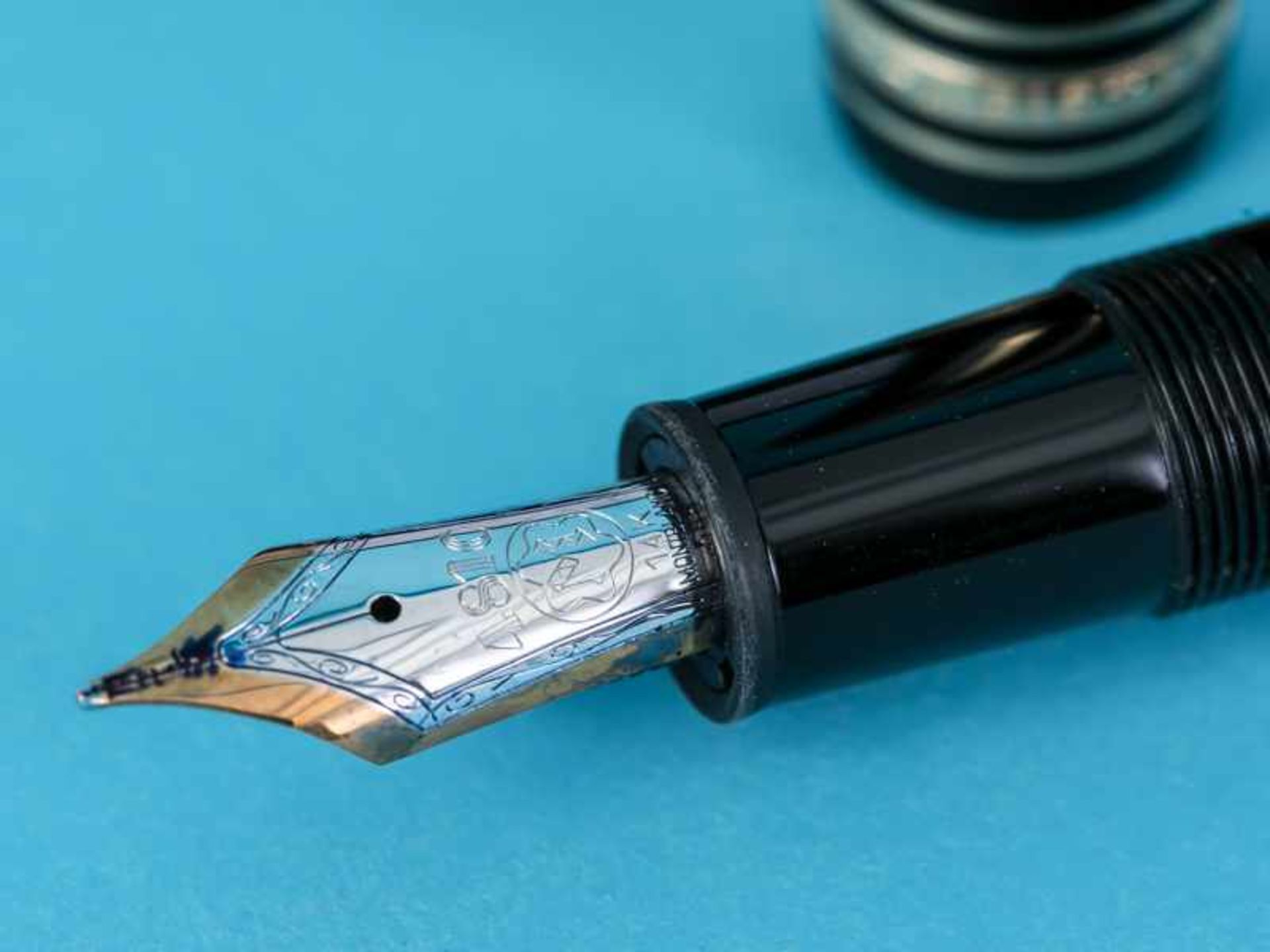 Montblanc-Füllhalter "Meisterstück Pix", 2. Hälfte 20. Jh. 14-ct-Bicolor-Goldfeder, schwarzes - Image 2 of 3