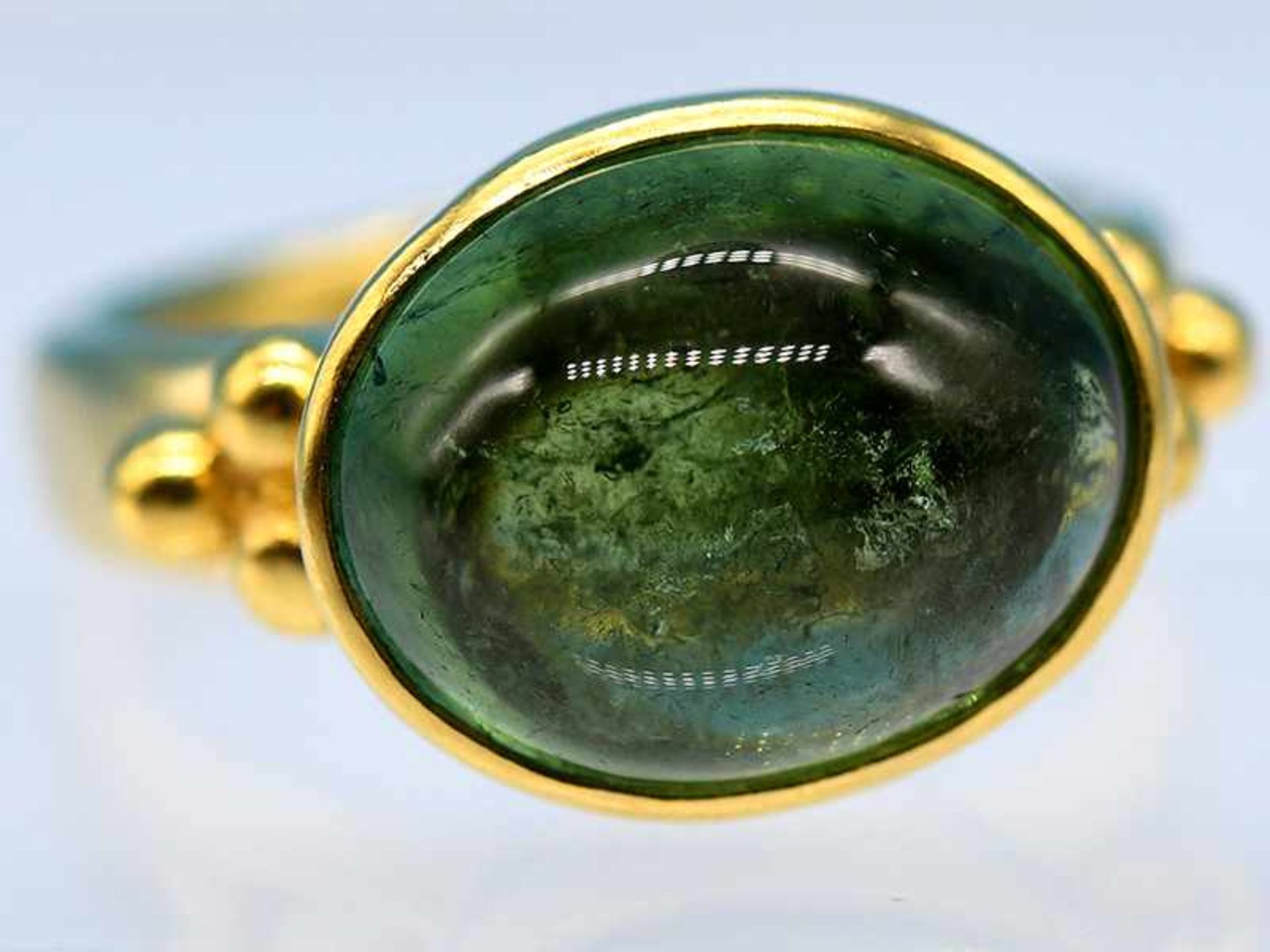 Massiver Ring mit Turmalin Cabochon, Goldschmiedearbeit, 21. Jh. 750/- Gelbgold. Gesamtgewicht ca.