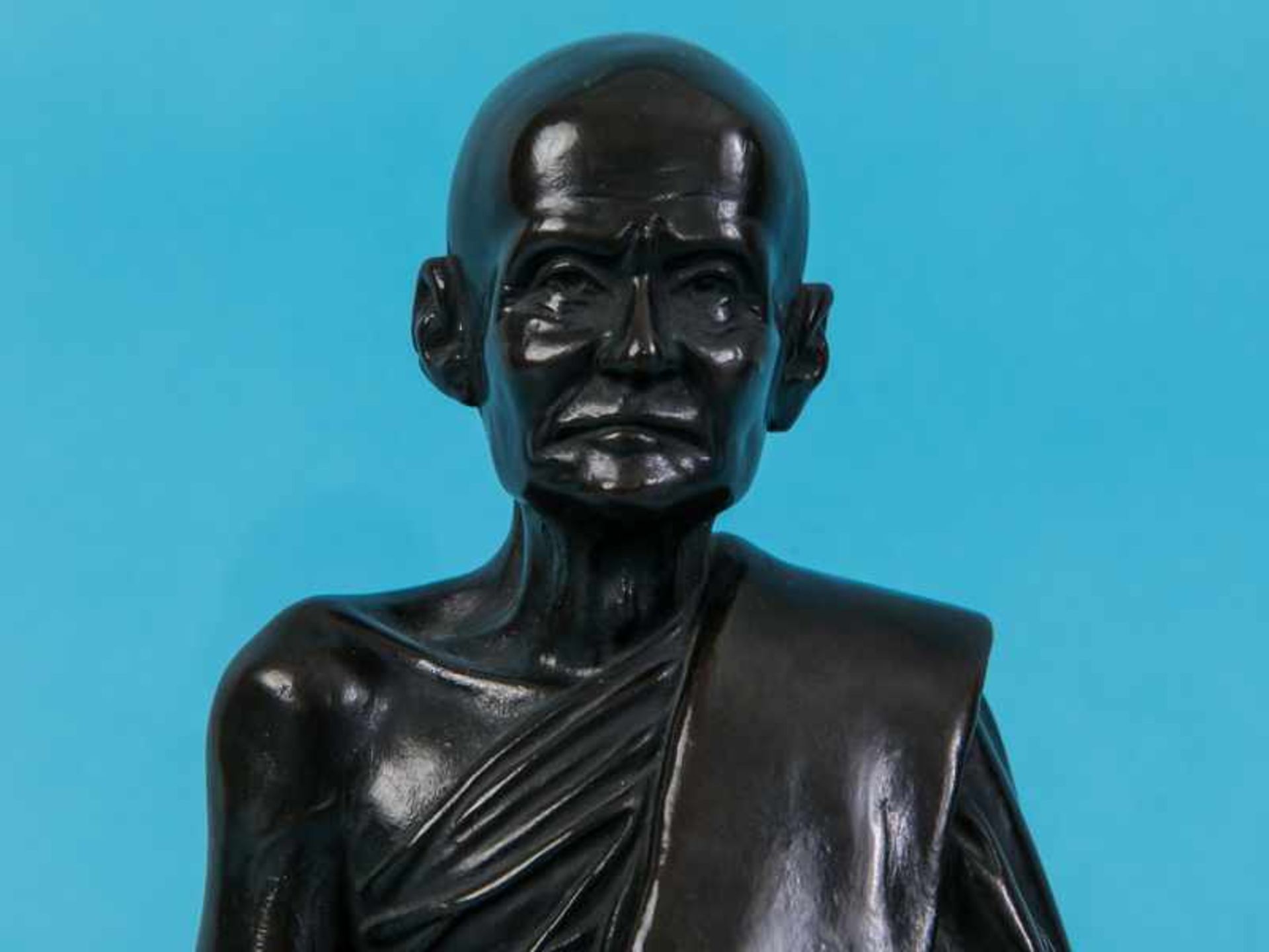 Figurenplastik "Buddhistischer Mönch", Thailand, 19./20. Jh. Bronze, dunkelbraunfarbig patiniert; - Image 2 of 9