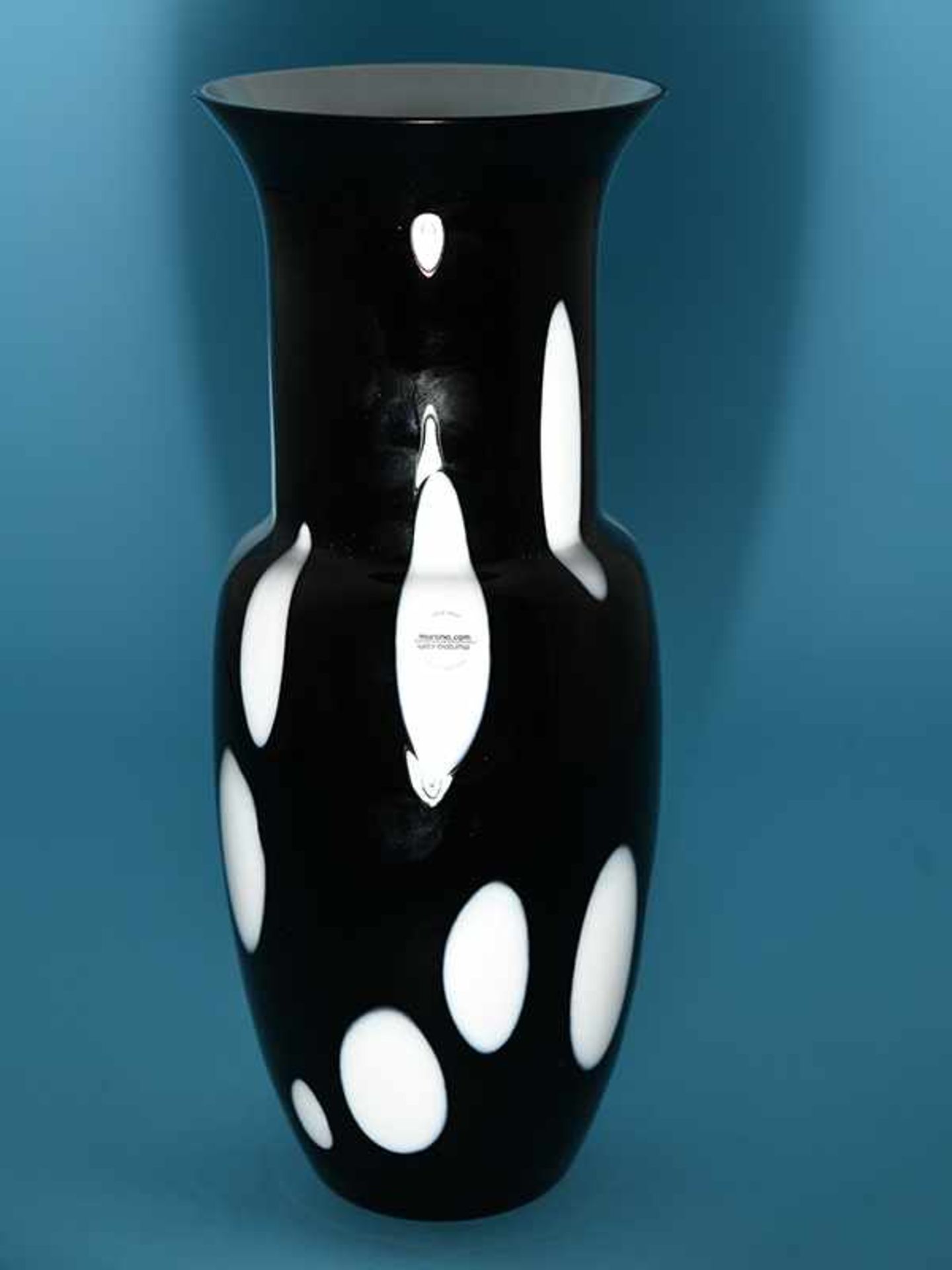 Große Vase, "murano.com"/Murano, Anfang 21. Jh. Schwarzes Muranoglas in einer Form, die an die