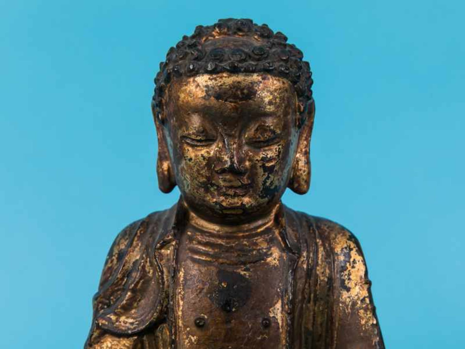 Buddha-Plastik, Tibet/China, 16. - 18. Jh. Bronze mit originaler Vergoldung; auf Lotusblütensockel - Image 2 of 8