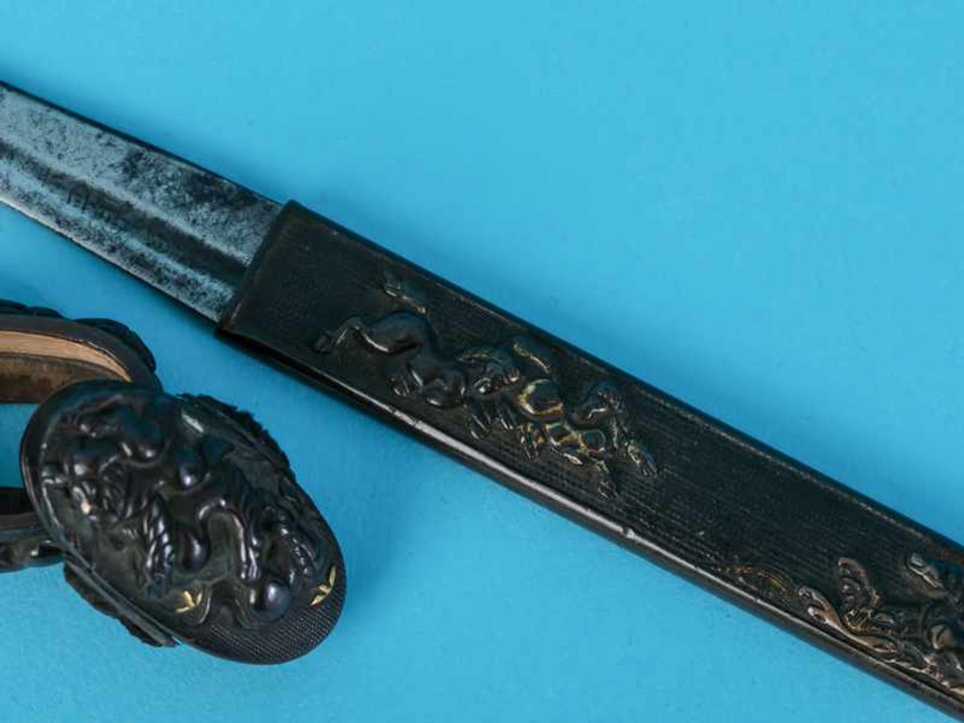 Fuchi Kashira und Kozuka, Japan, Meiji-Zeit. Shakudo mit Vergoldungen und Kupfer; mit reliefierten - Bild 3 aus 7