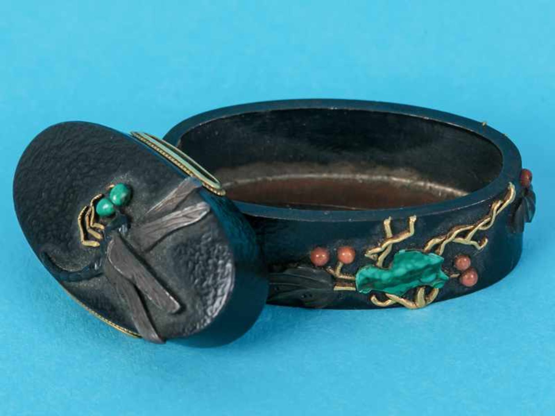 Fuchi Kashira, Japan, Meiji-Zeit. Shakudo und Kupfer; jeweils in ovaler Form; Libellen- und - Image 2 of 4