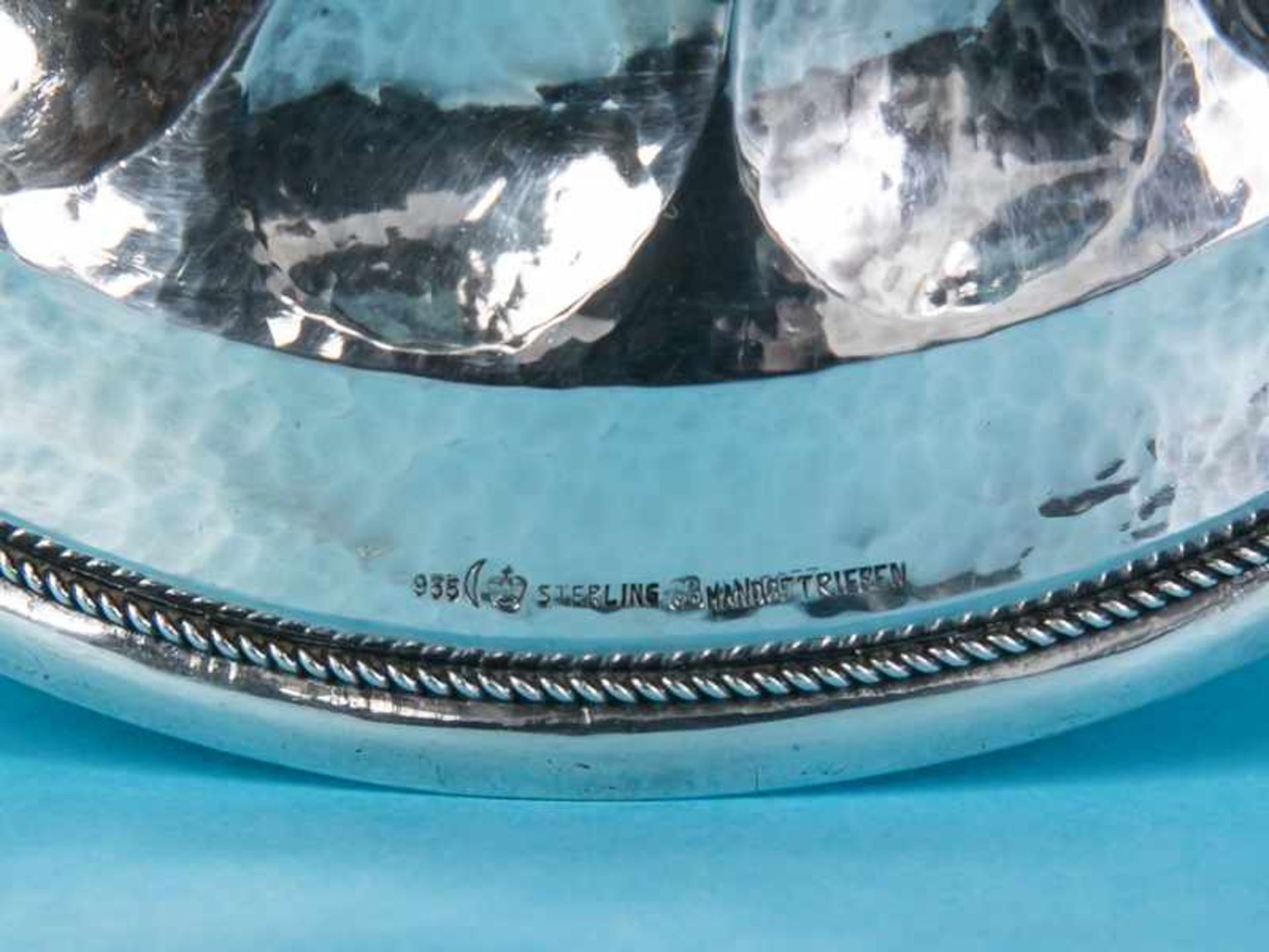 Großer Deckelpokal, Deutschland, Anfang 20. Jh. 935/-Silber, ca. 1083 g; rund gefußte Kelchform - Image 4 of 6