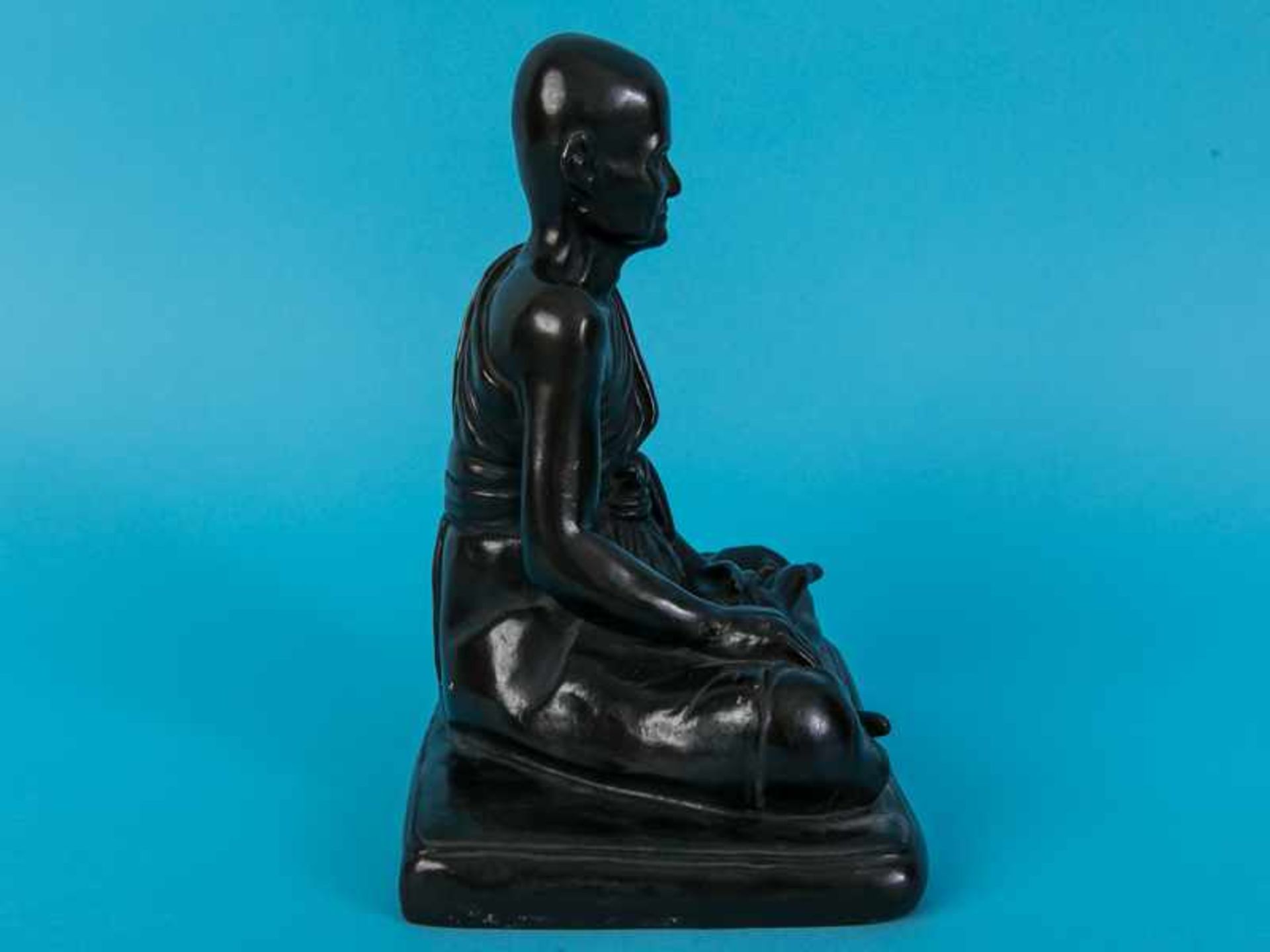 Figurenplastik "Buddhistischer Mönch", Thailand, 19./20. Jh. Bronze, dunkelbraunfarbig patiniert; - Image 6 of 9