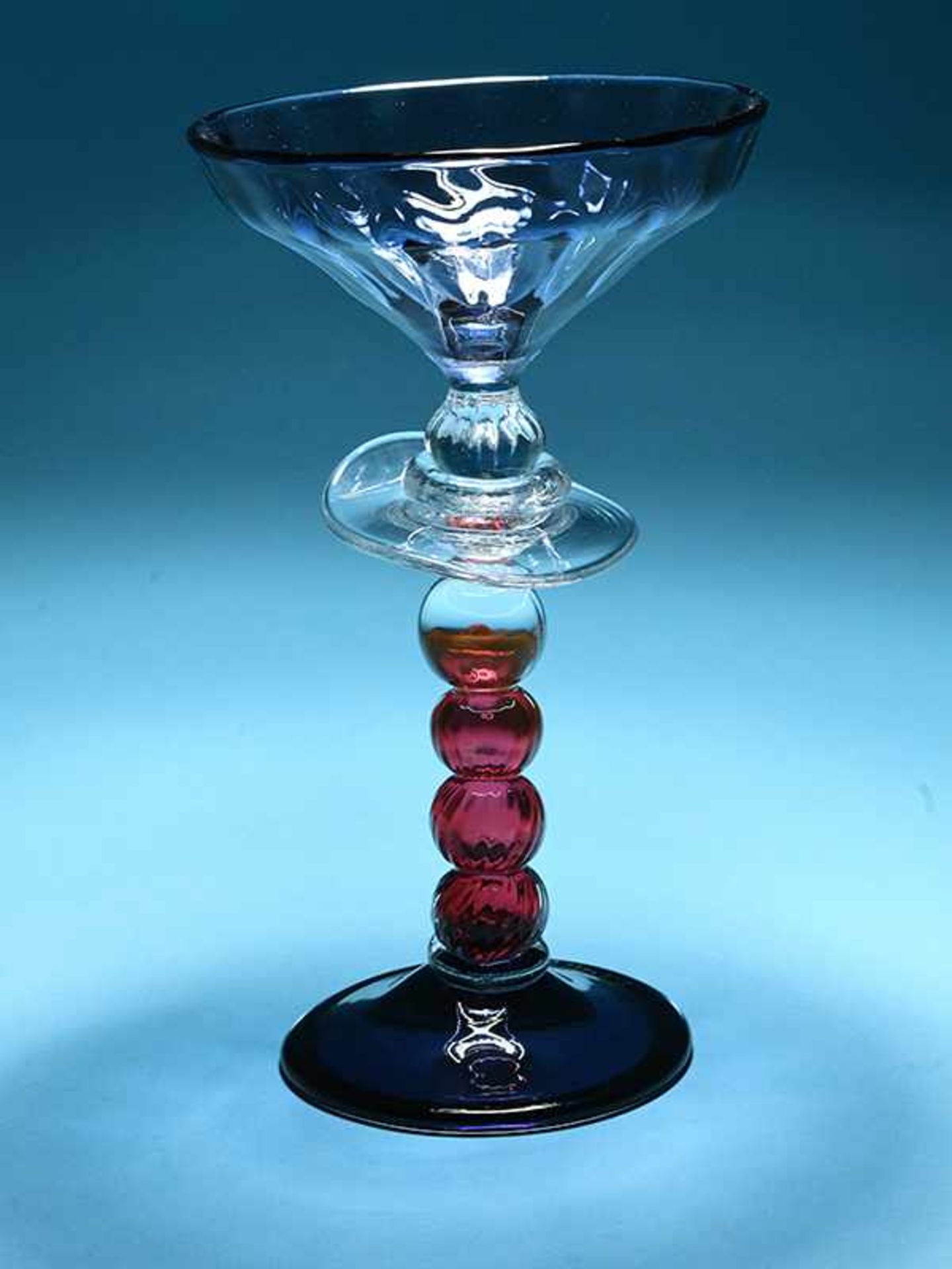 Studioglas Unikat, Pierre Marion (*1954), Frankreich, 1992. Handgearbeitetes Glas mit blauer Kuppa