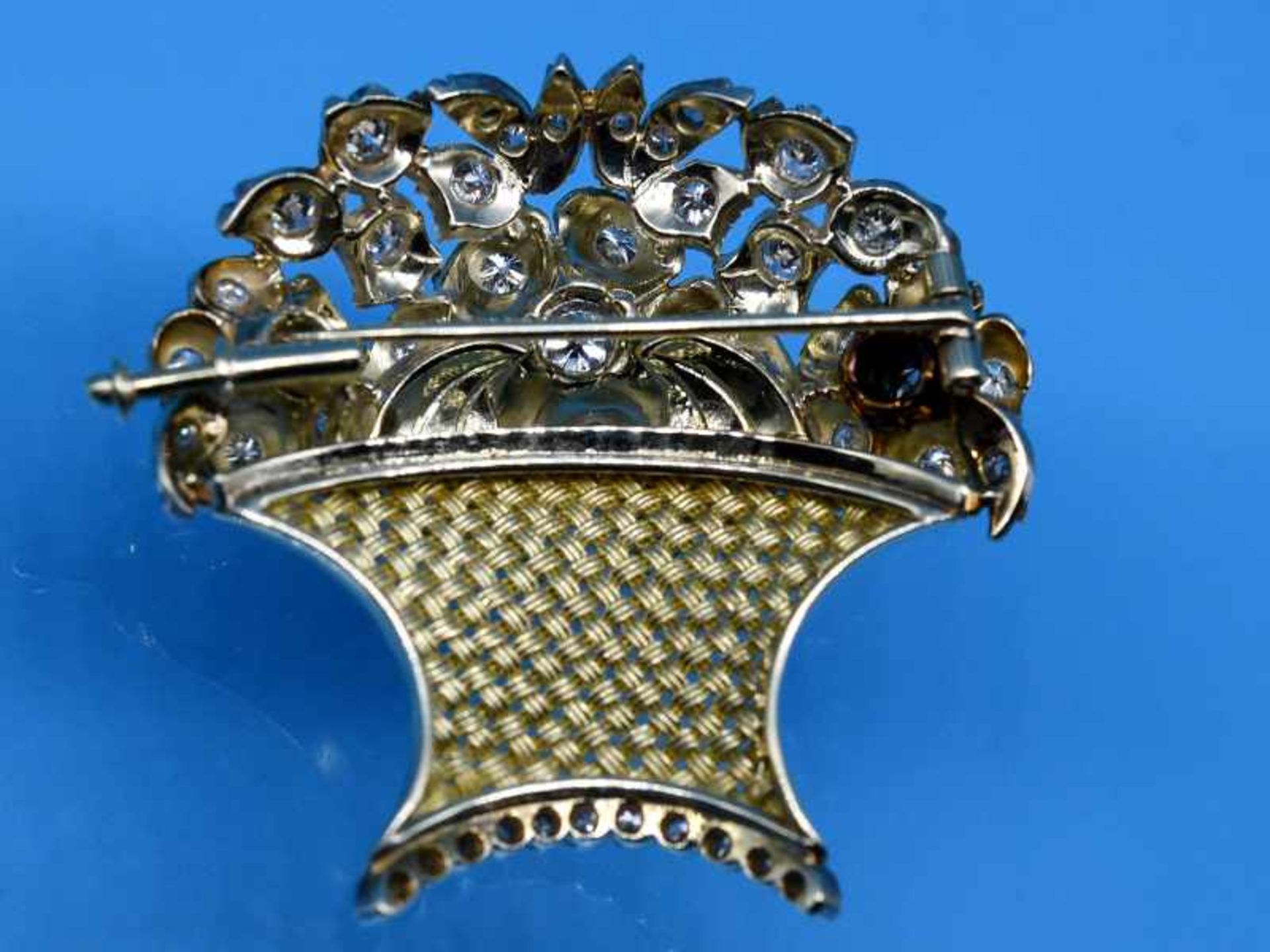 Brosche mit 51 Altschliff-Diamanten, zusammen ca. 1,2 ct, Juweliersarbeit aus den 20-er/ 30-er - Bild 3 aus 3