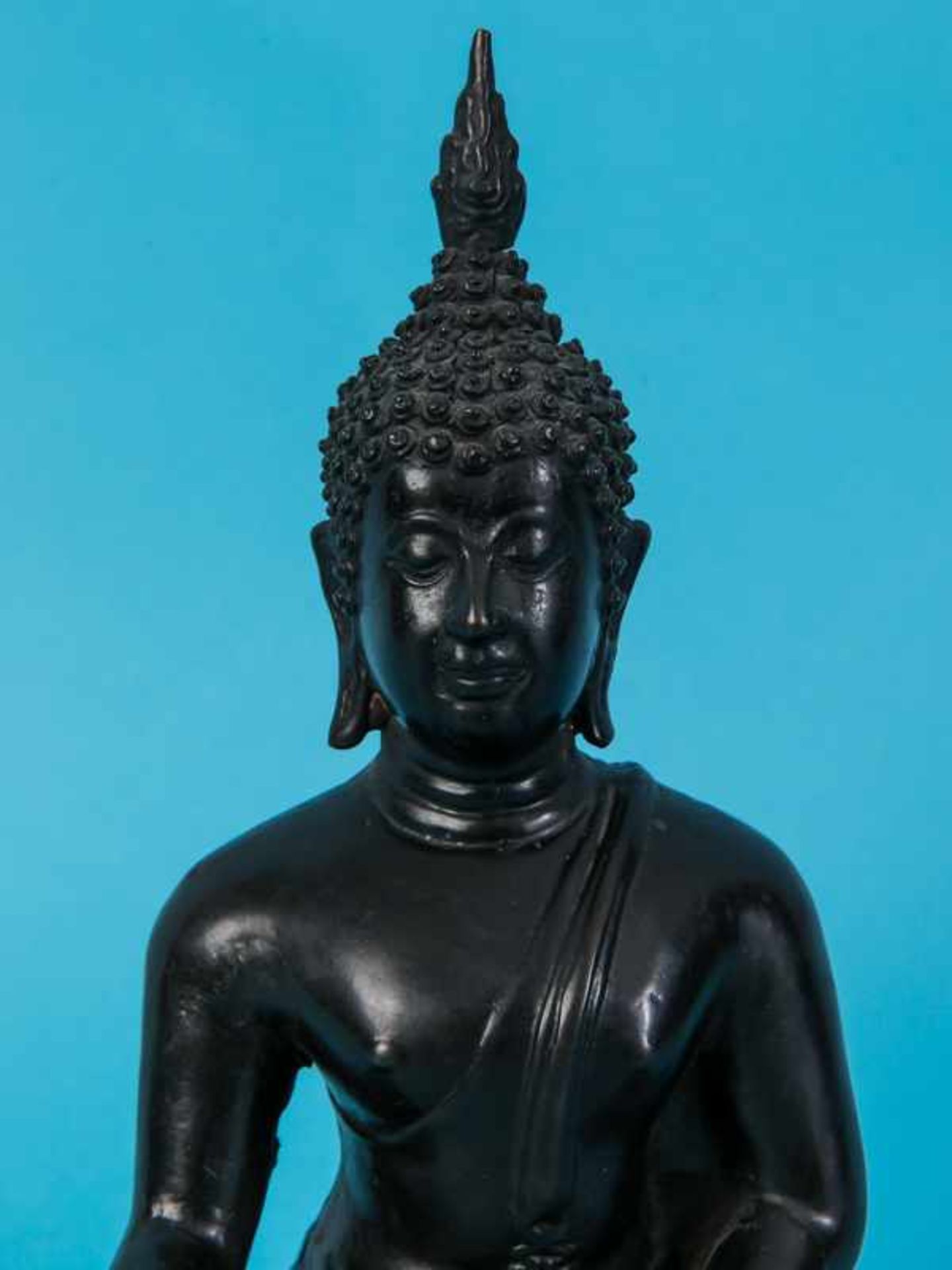 Buddha-Figurenplastik "Bhumisparsha", Thailand, 19./20. Jh. Bronze, schwarzfarbige Patina; auf - Bild 2 aus 8