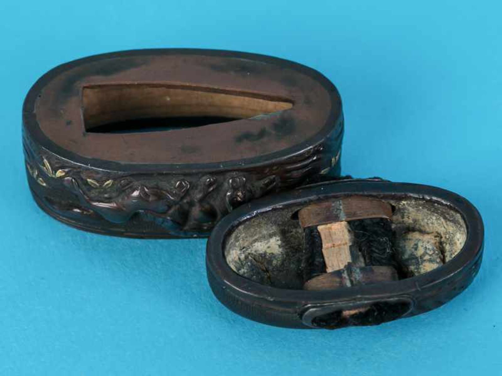 Fuchi Kashira und Kozuka, Japan, Meiji-Zeit. Shakudo mit Vergoldungen und Kupfer; mit reliefierten - Bild 5 aus 7