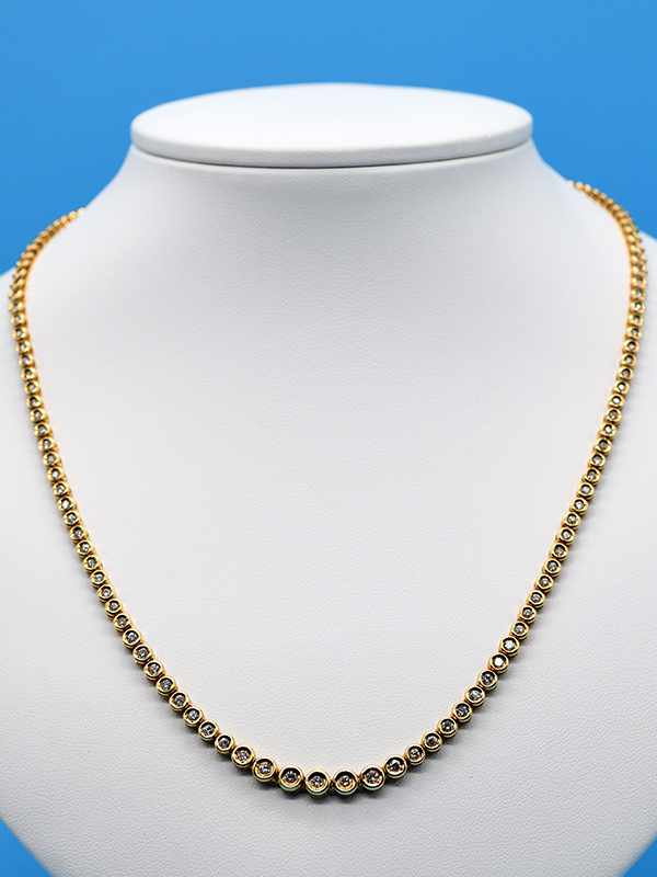 Collier mit 133 Brillanten, zusammen 2 ct, 21. Jh. 750/- Gelbgold. Gesamtgewicht 22,9 g. Einzelne