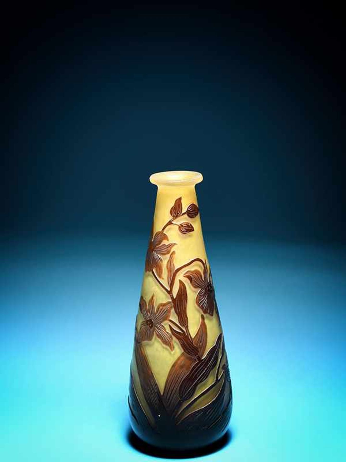 Kleine Jugendstil-Vase, Emile Gallé, Nancy/Frankreich, um 1900. Farbloses Schichtglas, gelblich