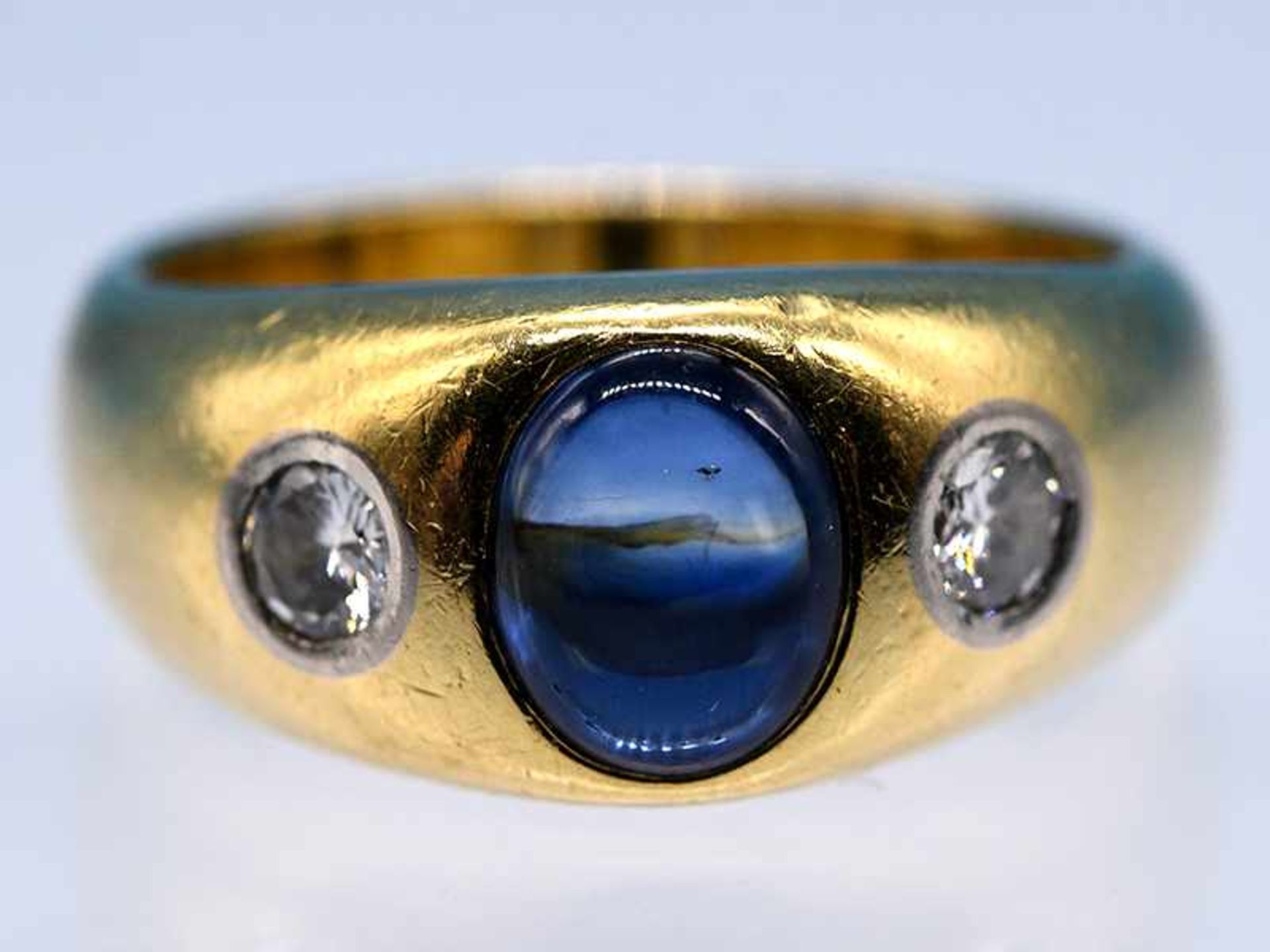 Bandring mit Saphir-Cabochon und 2 Brillanten, zusammen ca. 0,3 ct, Goldschmiedearbeit, 90- Jahre.