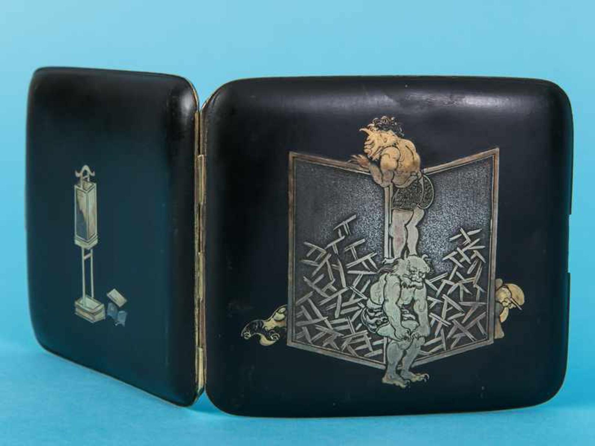 Zigaretten-Etui mit Erotica-Motiven, Japan, späte Meiji-Periode (um 1900). Eisen, Gold- und - Bild 4 aus 4