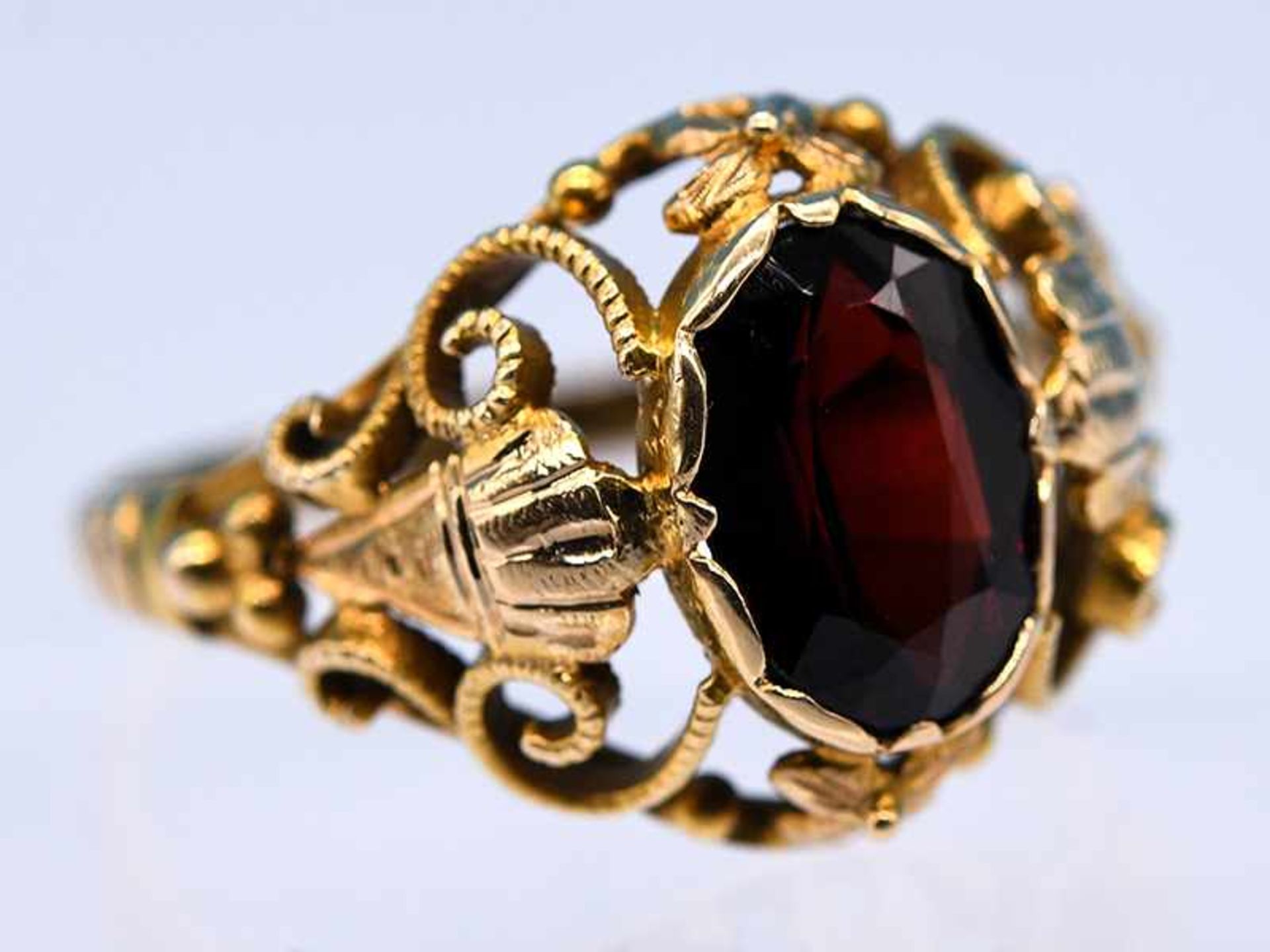 Ring mit Granatstein, Goldschmiedearbeit, Monogramm OK, Anfang 20.Jh. 585/- Gelbgold. - Bild 2 aus 5