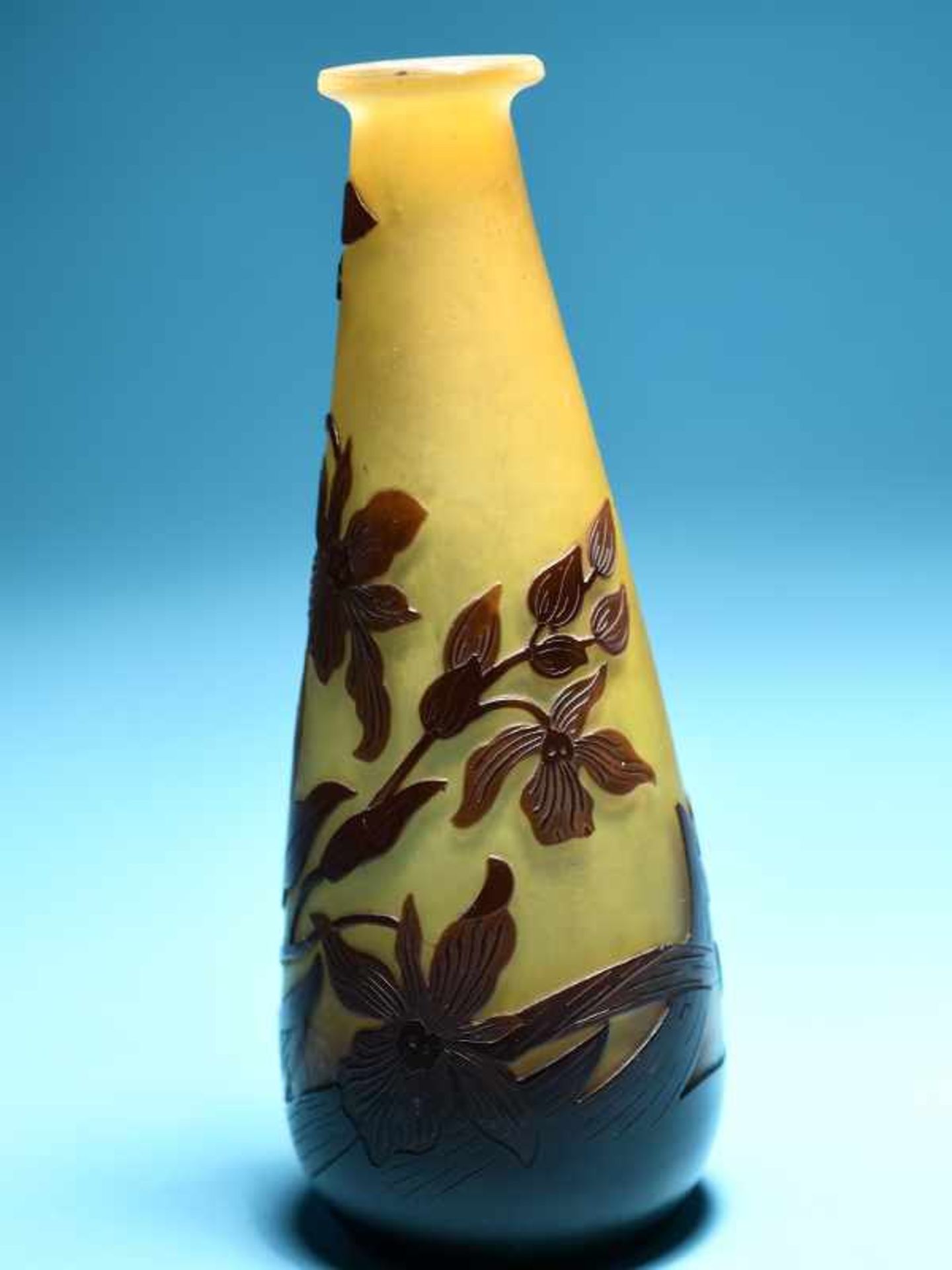 Kleine Jugendstil-Vase, Emile Gallé, Nancy/Frankreich, um 1900. Farbloses Schichtglas, gelblich - Bild 3 aus 4