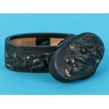 Fuchi Kashira und Kozuka, Japan, Meiji-Zeit. Shakudo mit Vergoldungen und Kupfer; mit reliefierten