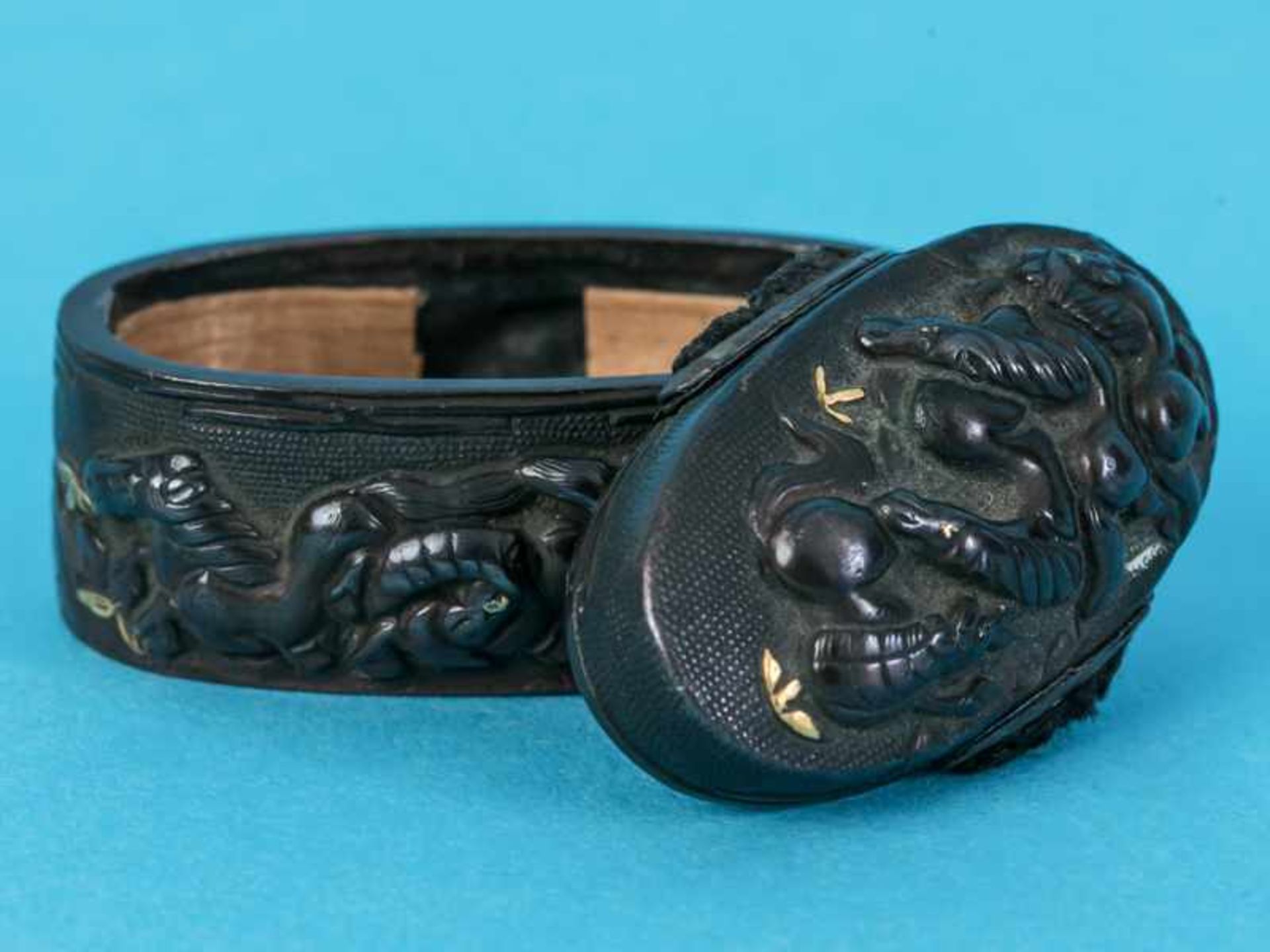 Fuchi Kashira und Kozuka, Japan, Meiji-Zeit. Shakudo mit Vergoldungen und Kupfer; mit reliefierten