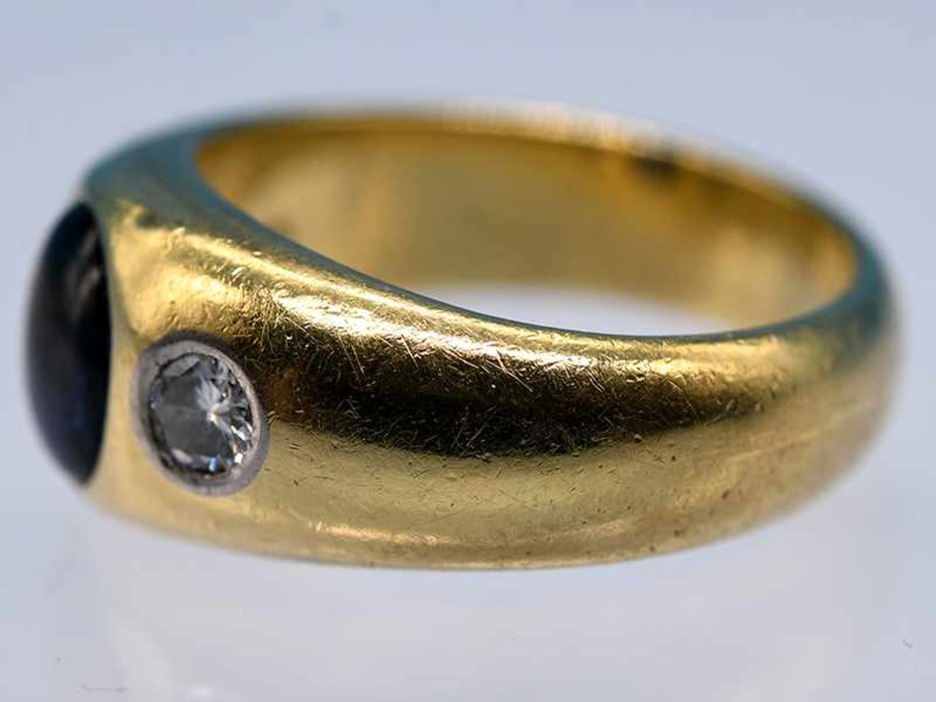 Bandring mit Saphir-Cabochon und 2 Brillanten, zusammen ca. 0,3 ct, Goldschmiedearbeit, 90- Jahre. - Bild 4 aus 5