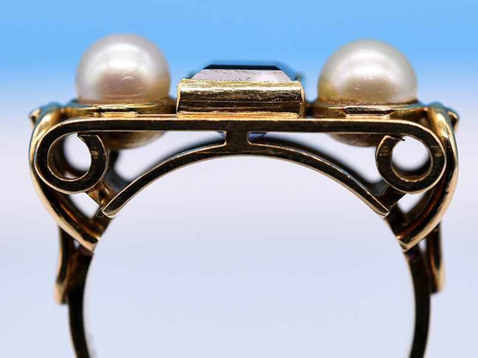 Ring mit blauem synthetischen Farbstein und zwei Akoya-Halbperlen, Goldschmiedearbeit, 50- er - Bild 3 aus 5