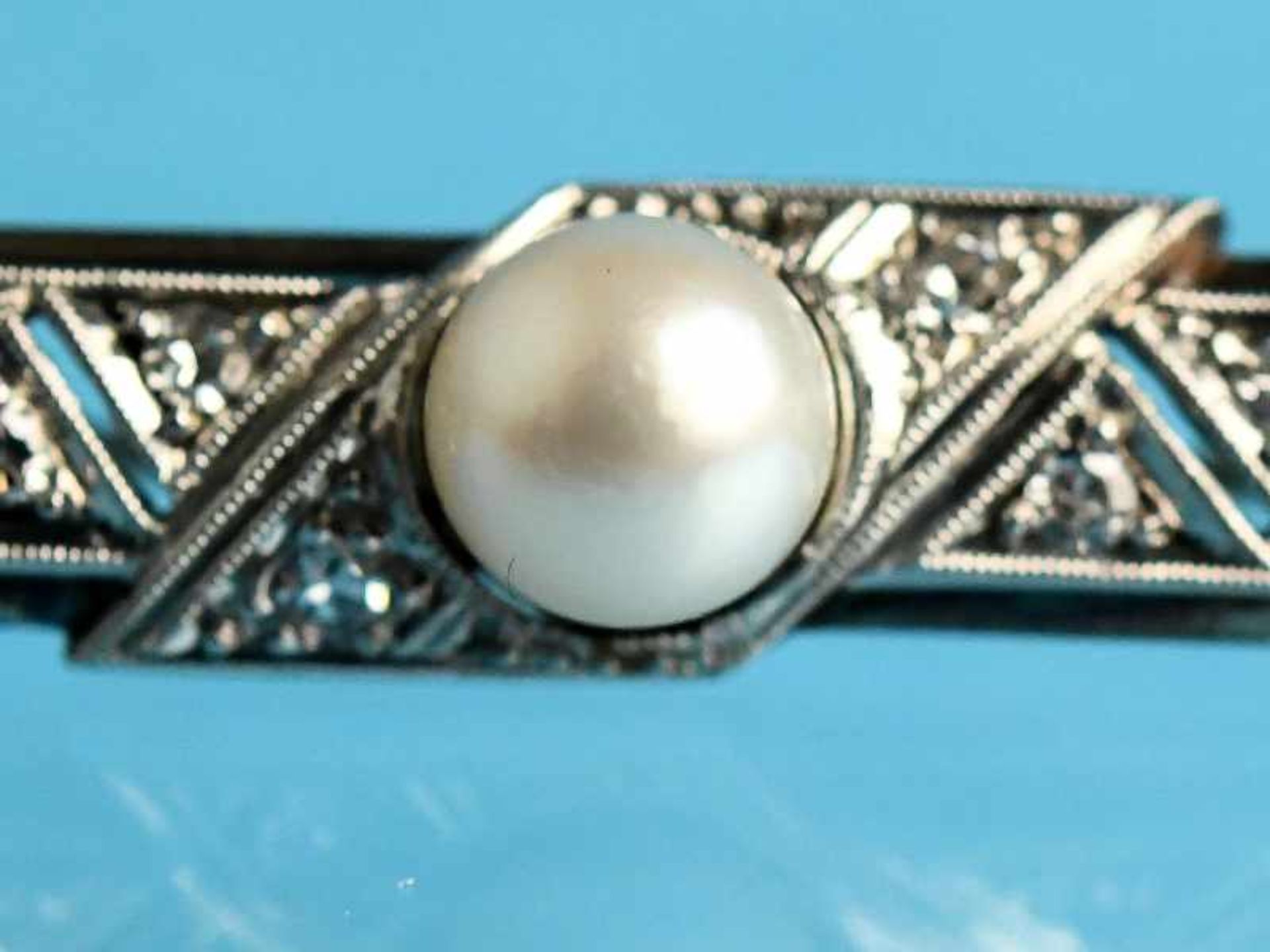 Stabnadel mit Akoja-Perle und 14 Diamanten, zusammen ca. 0,14 ct, Art Deco 585/- Weißgold.