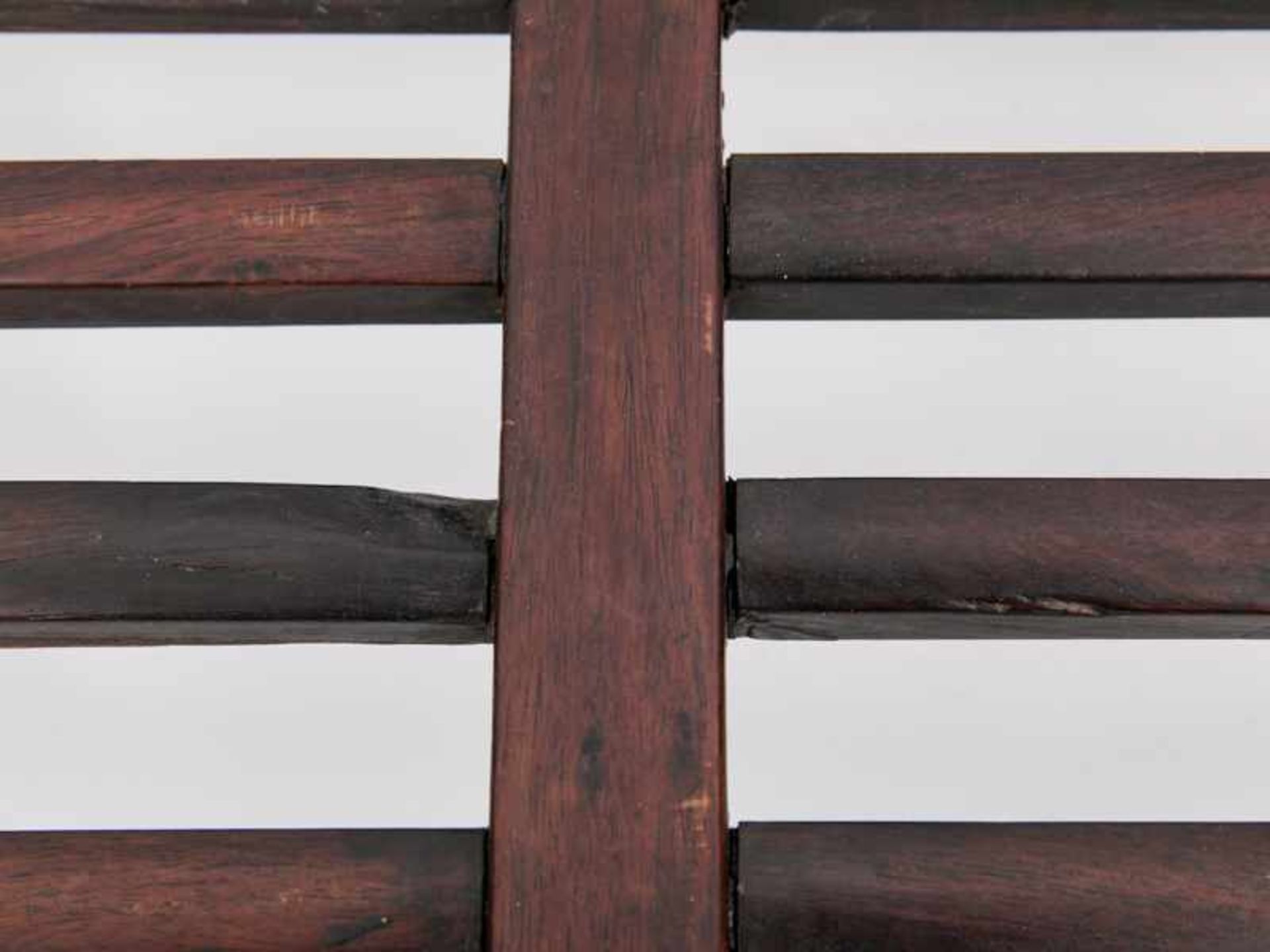 Teetisch, China, 18./19. Jh. Massivholz, dunkel-mahagonifarbig; rechteckig mit stabförmig filigran - Bild 8 aus 9
