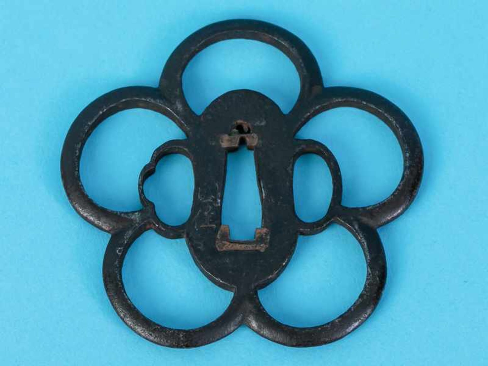 Tsuba, Japan, 17./18. Jh. Eisen/Stahl; in 5-passiger filigraner Lotusblütenform; signiert;