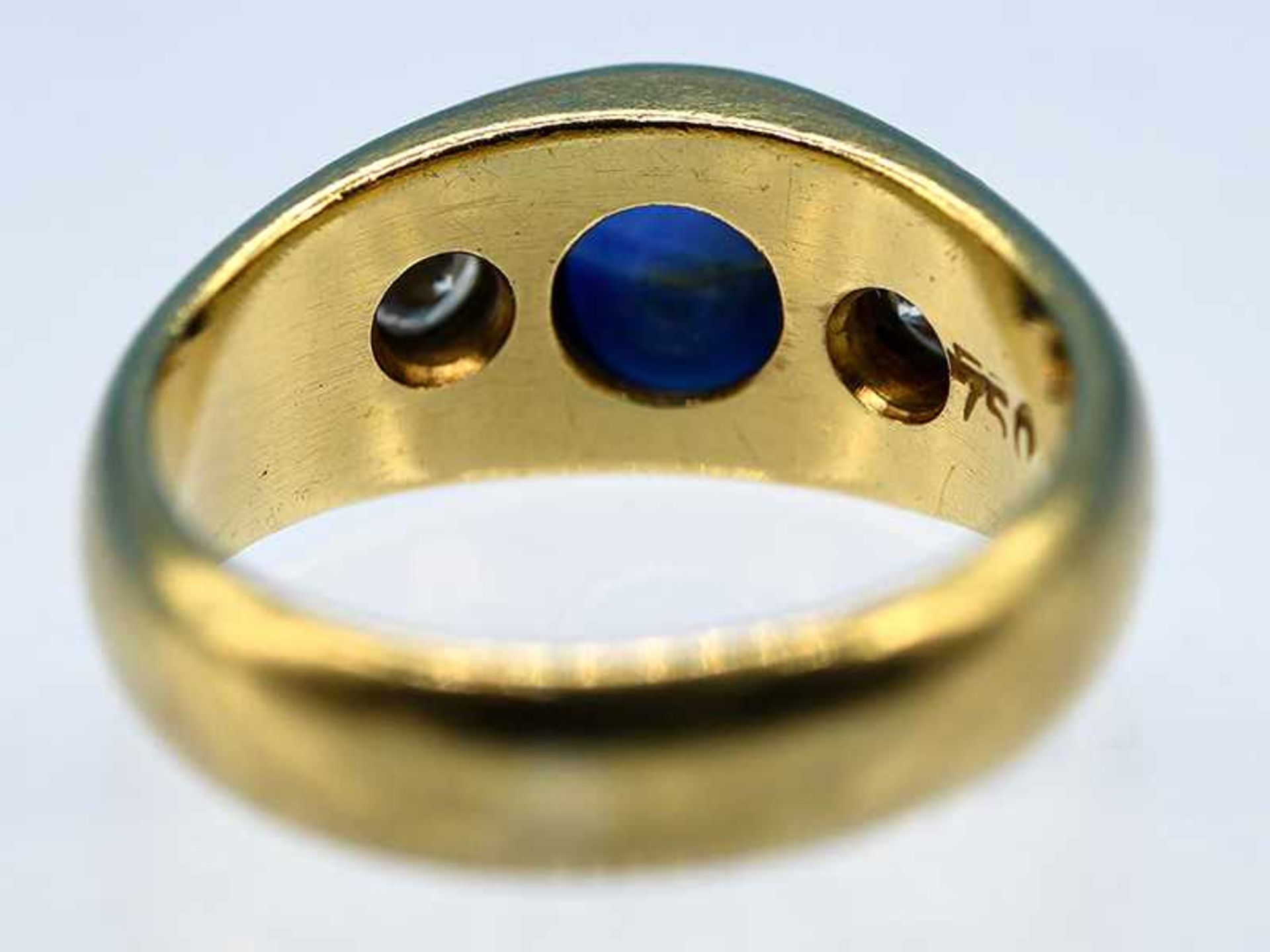 Bandring mit Saphir-Cabochon und 2 Brillanten, zusammen ca. 0,3 ct, Goldschmiedearbeit, 90- Jahre. - Bild 5 aus 5