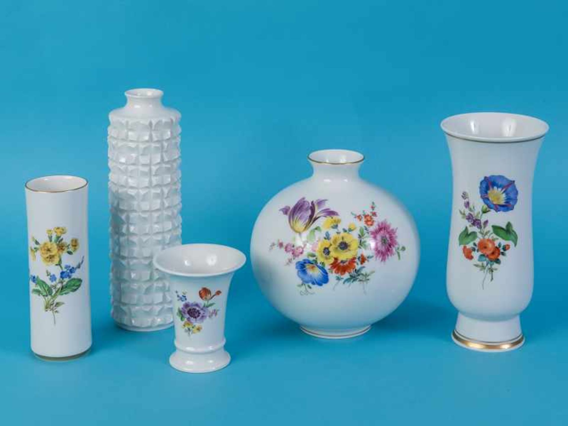 5 verschiedene Vasen, 4x "Deutsche Blume" + 1x Weiß/Design Ludwig Zepner; Meissen, 20. Jh.