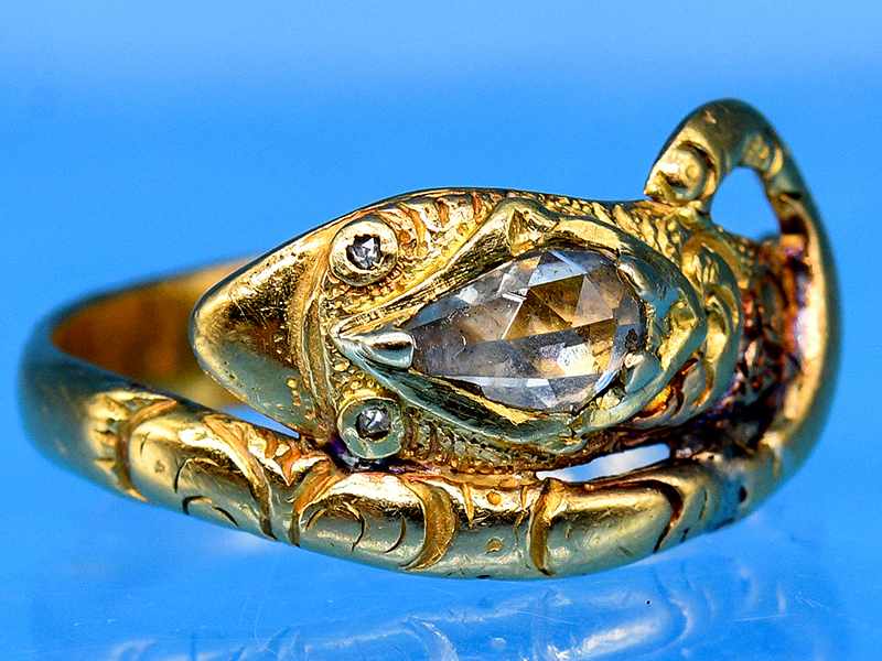 Ring in Schlangenform mit Diamantrose ca. 0,4-0,5 ct, um 1900. Hochkarätiges Gelbgold. Gesamtgewicht