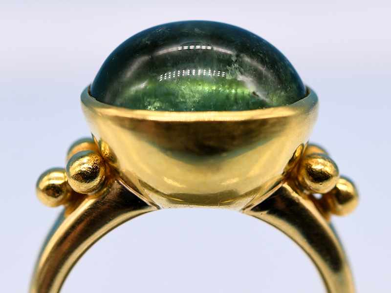 Massiver Ring mit Turmalin Cabochon, Goldschmiedearbeit, 21. Jh. 750/- Gelbgold. Gesamtgewicht ca. - Image 2 of 5