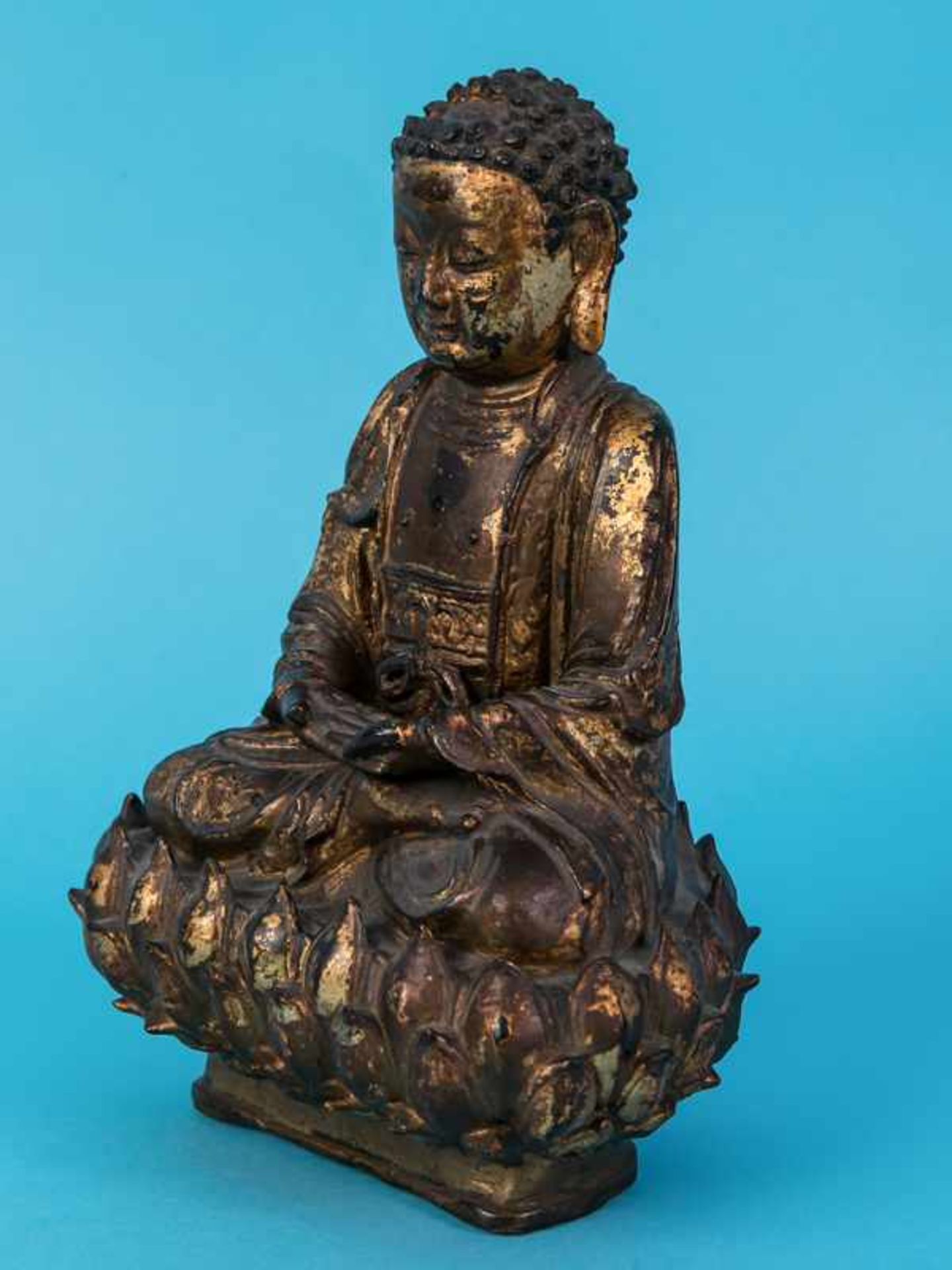 Buddha-Plastik, Tibet/China, 16. - 18. Jh. Bronze mit originaler Vergoldung; auf Lotusblütensockel - Image 8 of 8