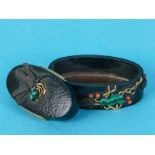 Fuchi Kashira, Japan, Meiji-Zeit. Shakudo und Kupfer; jeweils in ovaler Form; Libellen- und